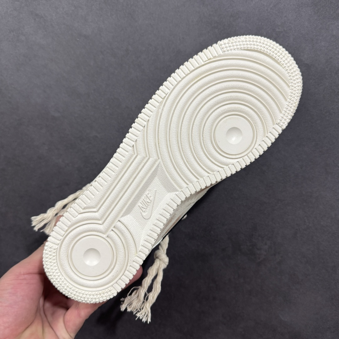 图片[9]-【定制版】Nike Air Force 1\’07 Low 做旧狂潮 空军一号低帮休闲板鞋  #鞋身的做旧痕迹搭配“ATOMIC”字样设计，增添了街头潮流感；同时采用麻绳材质的鞋带，粗粝的质感与鞋身形成对比，极具辨识度。保留了AF1标志性的鞋型轮廓与舒适脚感，又通过做旧工艺、特殊鞋带和个性印花，打造出独一无二的复古潮流风格，适合追求小众、个性穿搭的潮流爱好者。 货号：CD6951-153  尺码：36 36.5 37.5 38 38.5 39 40 40.5 41 42 42.5 43 44 44.5 45-选品中心
