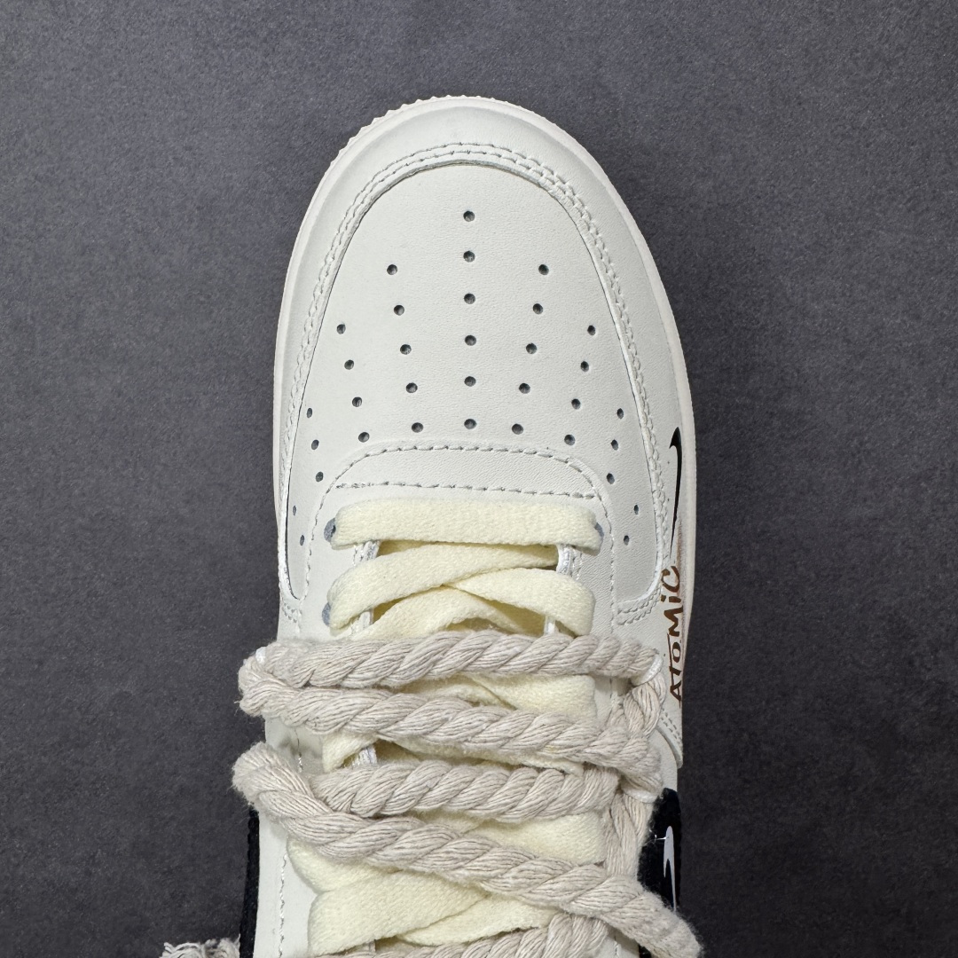 图片[8]-【定制版】Nike Air Force 1\’07 Low 做旧狂潮 空军一号低帮休闲板鞋  #鞋身的做旧痕迹搭配“ATOMIC”字样设计，增添了街头潮流感；同时采用麻绳材质的鞋带，粗粝的质感与鞋身形成对比，极具辨识度。保留了AF1标志性的鞋型轮廓与舒适脚感，又通过做旧工艺、特殊鞋带和个性印花，打造出独一无二的复古潮流风格，适合追求小众、个性穿搭的潮流爱好者。 货号：CD6951-153  尺码：36 36.5 37.5 38 38.5 39 40 40.5 41 42 42.5 43 44 44.5 45-选品中心