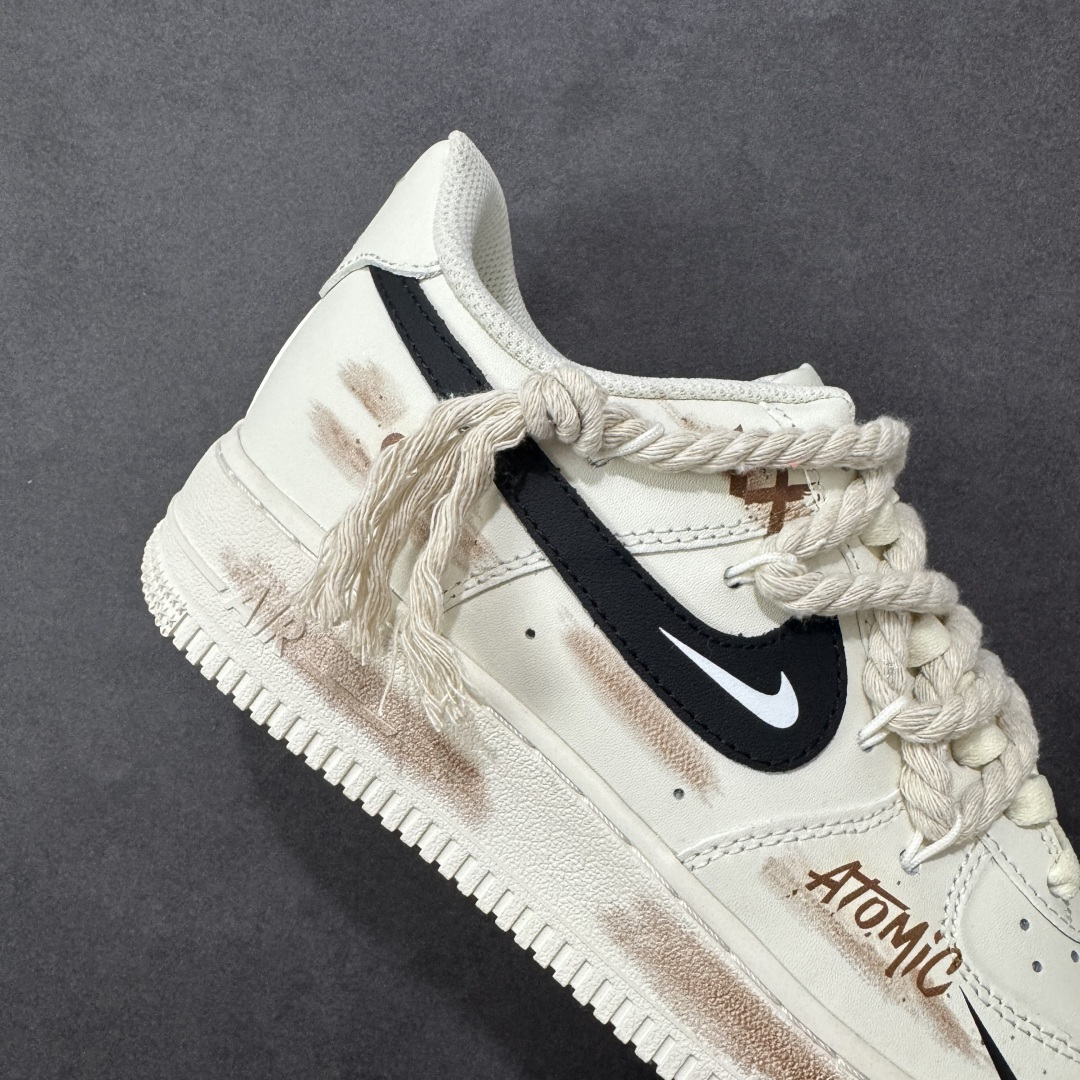 图片[6]-【定制版】Nike Air Force 1\’07 Low 做旧狂潮 空军一号低帮休闲板鞋  #鞋身的做旧痕迹搭配“ATOMIC”字样设计，增添了街头潮流感；同时采用麻绳材质的鞋带，粗粝的质感与鞋身形成对比，极具辨识度。保留了AF1标志性的鞋型轮廓与舒适脚感，又通过做旧工艺、特殊鞋带和个性印花，打造出独一无二的复古潮流风格，适合追求小众、个性穿搭的潮流爱好者。 货号：CD6951-153  尺码：36 36.5 37.5 38 38.5 39 40 40.5 41 42 42.5 43 44 44.5 45-选品中心