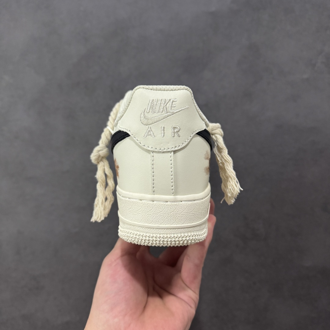 图片[4]-【定制版】Nike Air Force 1\’07 Low 做旧狂潮 空军一号低帮休闲板鞋  #鞋身的做旧痕迹搭配“ATOMIC”字样设计，增添了街头潮流感；同时采用麻绳材质的鞋带，粗粝的质感与鞋身形成对比，极具辨识度。保留了AF1标志性的鞋型轮廓与舒适脚感，又通过做旧工艺、特殊鞋带和个性印花，打造出独一无二的复古潮流风格，适合追求小众、个性穿搭的潮流爱好者。 货号：CD6951-153  尺码：36 36.5 37.5 38 38.5 39 40 40.5 41 42 42.5 43 44 44.5 45-选品中心