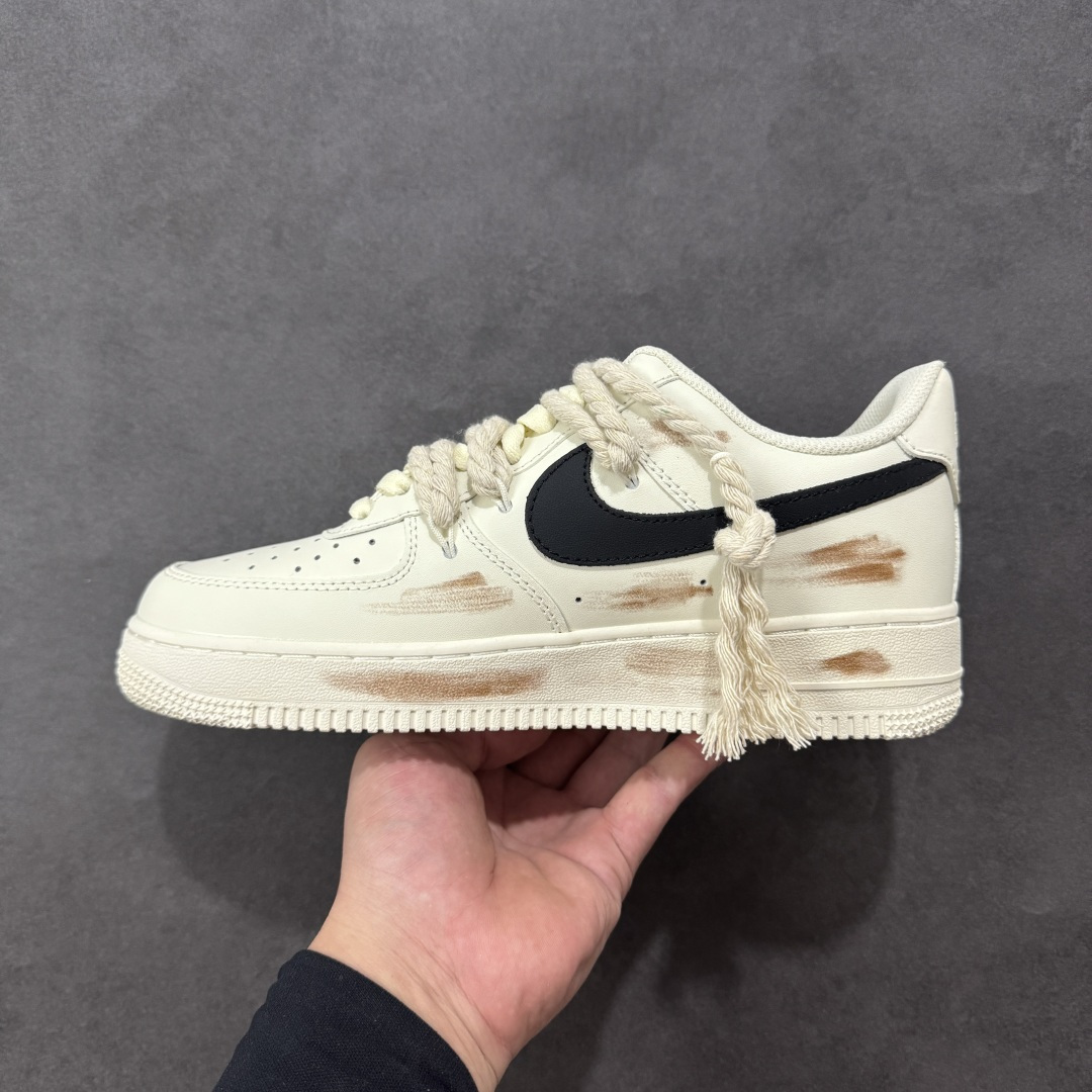 图片[2]-【定制版】Nike Air Force 1\’07 Low 做旧狂潮 空军一号低帮休闲板鞋  #鞋身的做旧痕迹搭配“ATOMIC”字样设计，增添了街头潮流感；同时采用麻绳材质的鞋带，粗粝的质感与鞋身形成对比，极具辨识度。保留了AF1标志性的鞋型轮廓与舒适脚感，又通过做旧工艺、特殊鞋带和个性印花，打造出独一无二的复古潮流风格，适合追求小众、个性穿搭的潮流爱好者。 货号：CD6951-153  尺码：36 36.5 37.5 38 38.5 39 40 40.5 41 42 42.5 43 44 44.5 45-选品中心