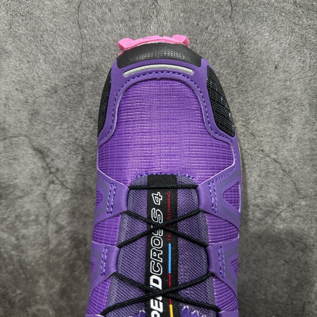 图片[5]-【莞产版本】萨洛蒙/Salomon Speed Cross 4 织物皮革低帮全能越野透气休闲运动鞋 Salomon 正式推出全新概念鞋款 SPEEDCROSS 以侵略性设计与先锋户外美学融合 相互交织出纵横山野和城市间的跑鞋轮廓 由混合网眼织物与皮革打造鞋面 辅以皮革细节点缀增强视觉冲击 整体以爪痕式的鞋面纹路搭配流线型轮廓呈现 极具辨识度的夸张外大底设计 增高之余更适合城市生活环境的舒适防滑效果 功能性层面 鞋面 3D 开放式网眼最大限度提供着用透气性 并注入合成材料为户外穿着带来极大的耐用和保护性 得益于 Salomon 多项功能性科技 从中底到鞋带系统都为脚部提供了一个安全和舒适的贴合感 并在松散、柔软、崎岖和不平坦的地形环境上带来卓越的抓地力 尺码：36-42-选品中心