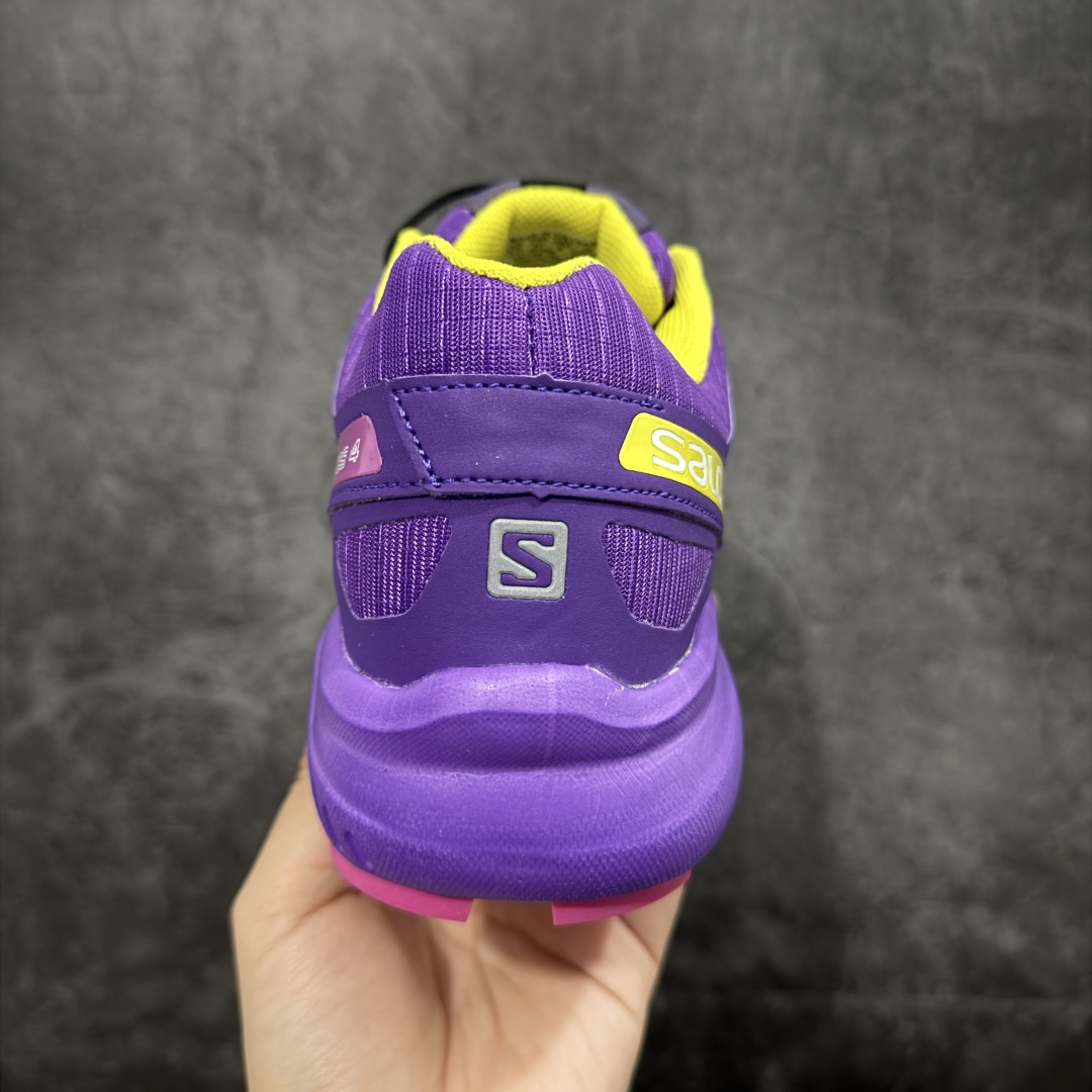 图片[4]-【莞产版本】萨洛蒙/Salomon Speed Cross 4 织物皮革低帮全能越野透气休闲运动鞋 Salomon 正式推出全新概念鞋款 SPEEDCROSS 以侵略性设计与先锋户外美学融合 相互交织出纵横山野和城市间的跑鞋轮廓 由混合网眼织物与皮革打造鞋面 辅以皮革细节点缀增强视觉冲击 整体以爪痕式的鞋面纹路搭配流线型轮廓呈现 极具辨识度的夸张外大底设计 增高之余更适合城市生活环境的舒适防滑效果 功能性层面 鞋面 3D 开放式网眼最大限度提供着用透气性 并注入合成材料为户外穿着带来极大的耐用和保护性 得益于 Salomon 多项功能性科技 从中底到鞋带系统都为脚部提供了一个安全和舒适的贴合感 并在松散、柔软、崎岖和不平坦的地形环境上带来卓越的抓地力 尺码：36-42-选品中心