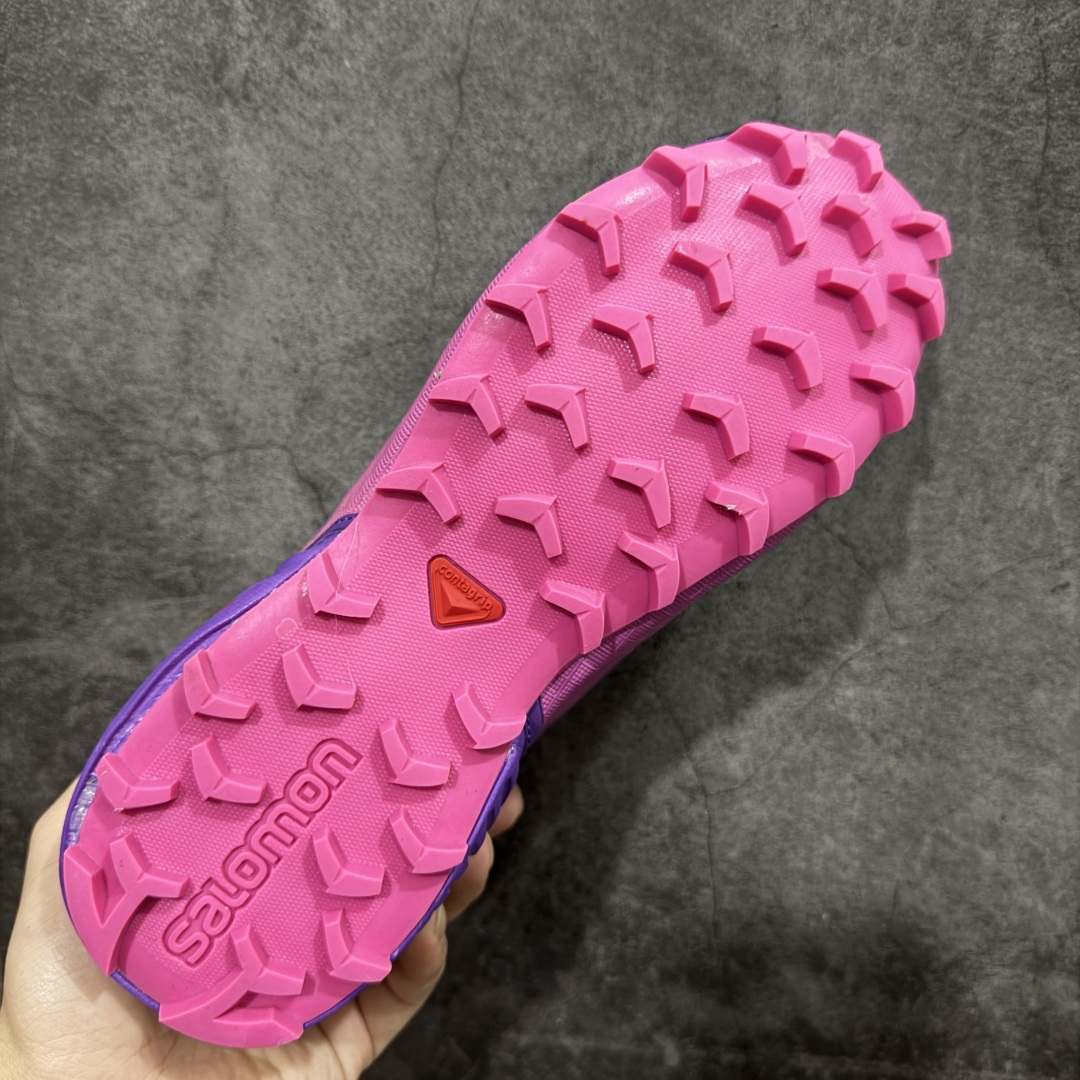 图片[9]-【莞产版本】萨洛蒙/Salomon Speed Cross 4 织物皮革低帮全能越野透气休闲运动鞋 Salomon 正式推出全新概念鞋款 SPEEDCROSS 以侵略性设计与先锋户外美学融合 相互交织出纵横山野和城市间的跑鞋轮廓 由混合网眼织物与皮革打造鞋面 辅以皮革细节点缀增强视觉冲击 整体以爪痕式的鞋面纹路搭配流线型轮廓呈现 极具辨识度的夸张外大底设计 增高之余更适合城市生活环境的舒适防滑效果 功能性层面 鞋面 3D 开放式网眼最大限度提供着用透气性 并注入合成材料为户外穿着带来极大的耐用和保护性 得益于 Salomon 多项功能性科技 从中底到鞋带系统都为脚部提供了一个安全和舒适的贴合感 并在松散、柔软、崎岖和不平坦的地形环境上带来卓越的抓地力 尺码：36-42-选品中心