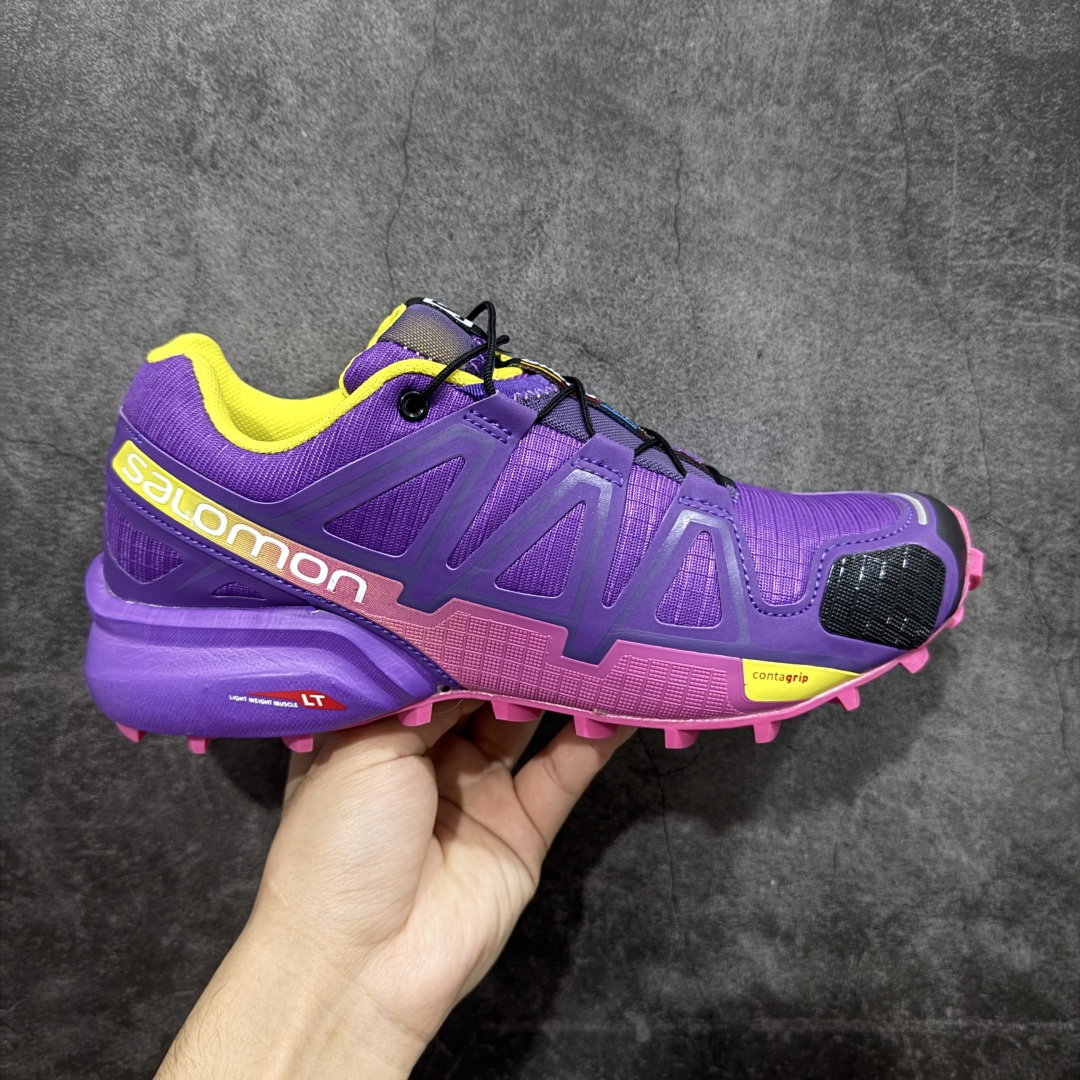 【莞产版本】萨洛蒙/Salomon Speed Cross 4 织物皮革低帮全能越野透气休闲运动鞋 Salomon 正式推出全新概念鞋款 SPEEDCROSS 以侵略性设计与先锋户外美学融合 相互交织出纵横山野和城市间的跑鞋轮廓 由混合网眼织物与皮革打造鞋面 辅以皮革细节点缀增强视觉冲击 整体以爪痕式的鞋面纹路搭配流线型轮廓呈现 极具辨识度的夸张外大底设计 增高之余更适合城市生活环境的舒适防滑效果 功能性层面 鞋面 3D 开放式网眼最大限度提供着用透气性 并注入合成材料为户外穿着带来极大的耐用和保护性 得益于 Salomon 多项功能性科技 从中底到鞋带系统都为脚部提供了一个安全和舒适的贴合感 并在松散、柔软、崎岖和不平坦的地形环境上带来卓越的抓地力 尺码：36-42-选品中心