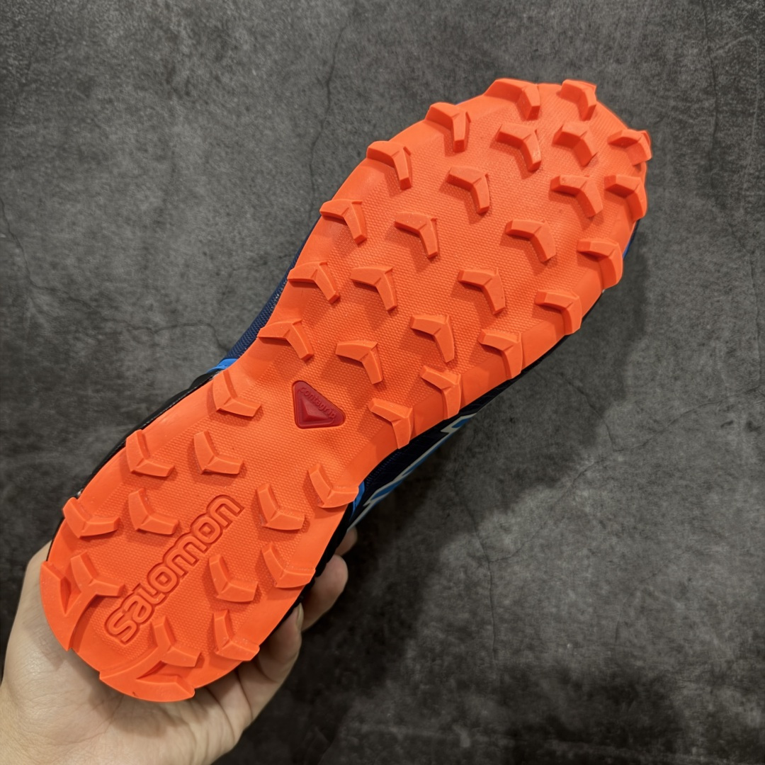 图片[9]-【莞产版本】萨洛蒙/Salomon Speed Cross 4 织物皮革低帮全能越野透气休闲运动鞋 Salomon 正式推出全新概念鞋款 SPEEDCROSS 以侵略性设计与先锋户外美学融合 相互交织出纵横山野和城市间的跑鞋轮廓 由混合网眼织物与皮革打造鞋面 辅以皮革细节点缀增强视觉冲击 整体以爪痕式的鞋面纹路搭配流线型轮廓呈现 极具辨识度的夸张外大底设计 增高之余更适合城市生活环境的舒适防滑效果 功能性层面 鞋面 3D 开放式网眼最大限度提供着用透气性 并注入合成材料为户外穿着带来极大的耐用和保护性 得益于 Salomon 多项功能性科技 从中底到鞋带系统都为脚部提供了一个安全和舒适的贴合感 并在松散、柔软、崎岖和不平坦的地形环境上带来卓越的抓地力 尺码：40-47-选品中心