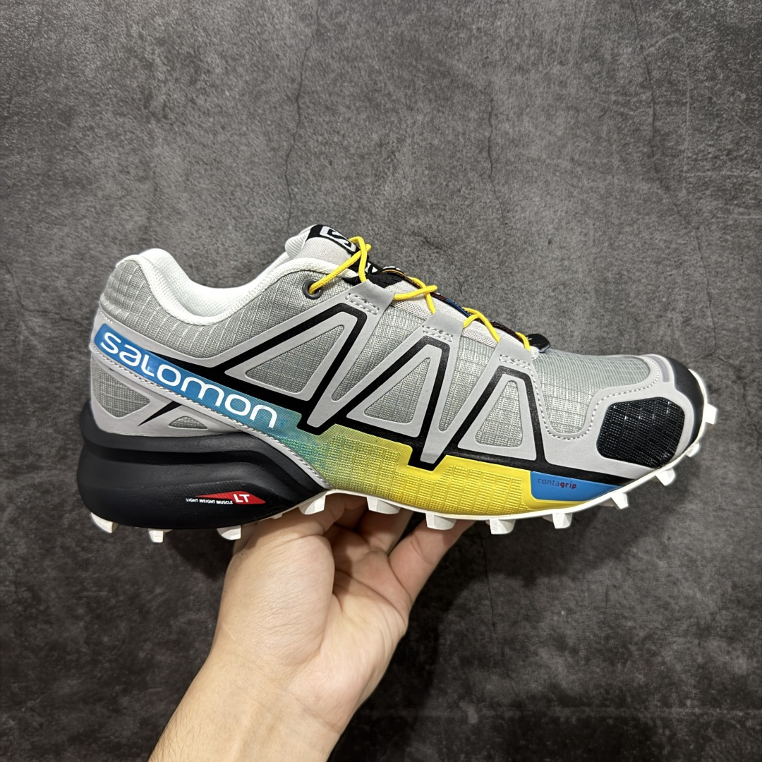 【莞产版本】萨洛蒙/Salomon Speed Cross 4 织物皮革低帮全能越野透气休闲运动鞋 Salomon 正式推出全新概念鞋款 SPEEDCROSS 以侵略性设计与先锋户外美学融合 相互交织出纵横山野和城市间的跑鞋轮廓 由混合网眼织物与皮革打造鞋面 辅以皮革细节点缀增强视觉冲击 整体以爪痕式的鞋面纹路搭配流线型轮廓呈现 极具辨识度的夸张外大底设计 增高之余更适合城市生活环境的舒适防滑效果 功能性层面 鞋面 3D 开放式网眼最大限度提供着用透气性 并注入合成材料为户外穿着带来极大的耐用和保护性 得益于 Salomon 多项功能性科技 从中底到鞋带系统都为脚部提供了一个安全和舒适的贴合感 并在松散、柔软、崎岖和不平坦的地形环境上带来卓越的抓地力 尺码：40-47-选品中心