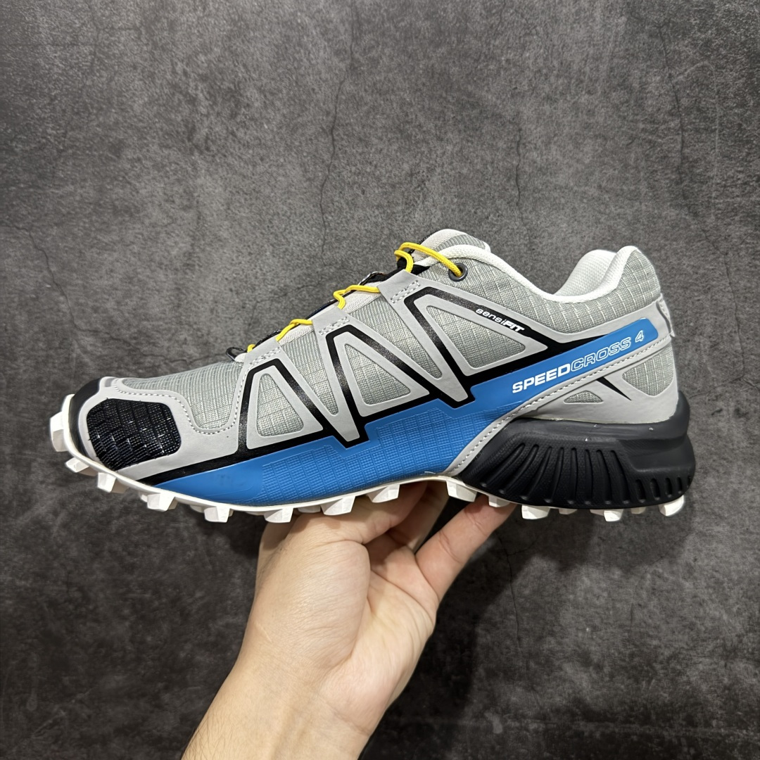 图片[2]-【莞产版本】萨洛蒙/Salomon Speed Cross 4 织物皮革低帮全能越野透气休闲运动鞋 Salomon 正式推出全新概念鞋款 SPEEDCROSS 以侵略性设计与先锋户外美学融合 相互交织出纵横山野和城市间的跑鞋轮廓 由混合网眼织物与皮革打造鞋面 辅以皮革细节点缀增强视觉冲击 整体以爪痕式的鞋面纹路搭配流线型轮廓呈现 极具辨识度的夸张外大底设计 增高之余更适合城市生活环境的舒适防滑效果 功能性层面 鞋面 3D 开放式网眼最大限度提供着用透气性 并注入合成材料为户外穿着带来极大的耐用和保护性 得益于 Salomon 多项功能性科技 从中底到鞋带系统都为脚部提供了一个安全和舒适的贴合感 并在松散、柔软、崎岖和不平坦的地形环境上带来卓越的抓地力 尺码：40-47-选品中心