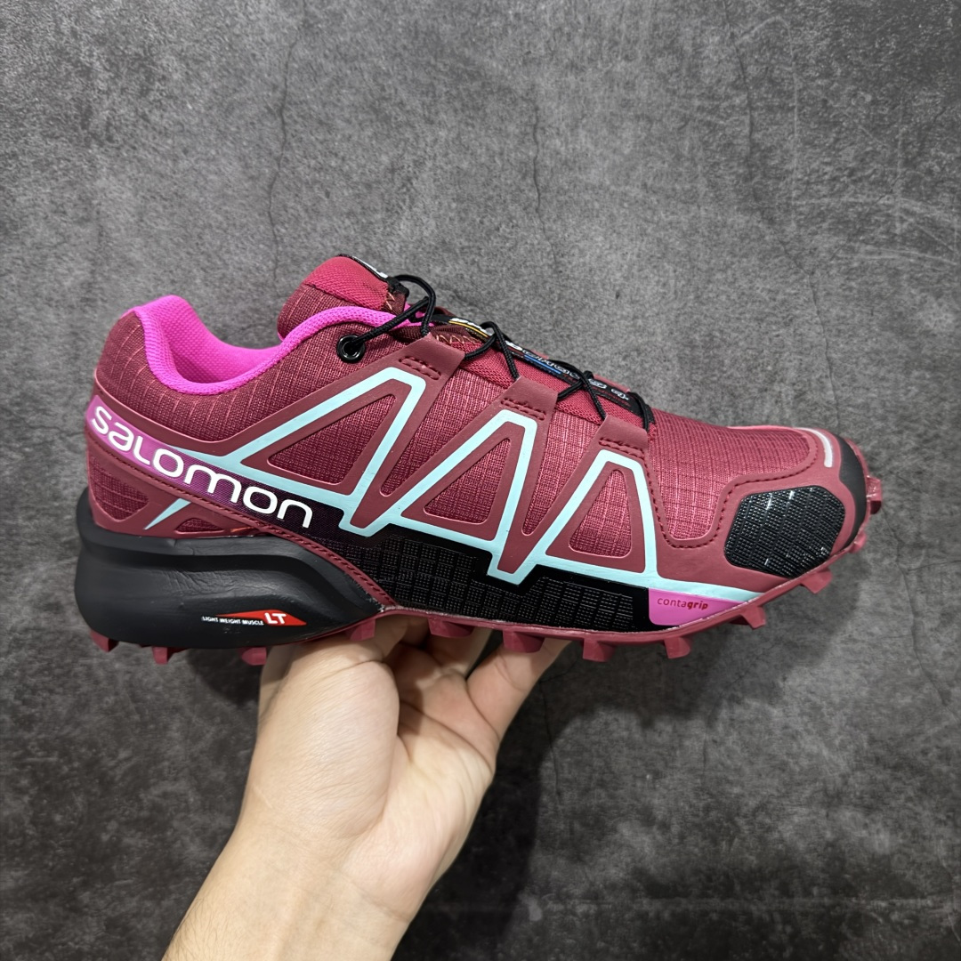 【莞产版本】萨洛蒙/Salomon Speed Cross 4 织物皮革低帮全能越野透气休闲运动鞋 Salomon 正式推出全新概念鞋款 SPEEDCROSS 以侵略性设计与先锋户外美学融合 相互交织出纵横山野和城市间的跑鞋轮廓 由混合网眼织物与皮革打造鞋面 辅以皮革细节点缀增强视觉冲击 整体以爪痕式的鞋面纹路搭配流线型轮廓呈现 极具辨识度的夸张外大底设计 增高之余更适合城市生活环境的舒适防滑效果 功能性层面 鞋面 3D 开放式网眼最大限度提供着用透气性 并注入合成材料为户外穿着带来极大的耐用和保护性 得益于 Salomon 多项功能性科技 从中底到鞋带系统都为脚部提供了一个安全和舒适的贴合感 并在松散、柔软、崎岖和不平坦的地形环境上带来卓越的抓地力 尺码：36-42-选品中心