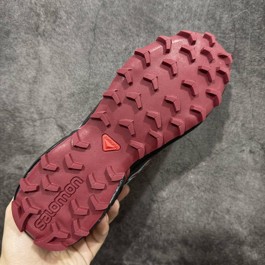 图片[9]-【莞产版本】萨洛蒙/Salomon Speed Cross 4 织物皮革低帮全能越野透气休闲运动鞋 Salomon 正式推出全新概念鞋款 SPEEDCROSS 以侵略性设计与先锋户外美学融合 相互交织出纵横山野和城市间的跑鞋轮廓 由混合网眼织物与皮革打造鞋面 辅以皮革细节点缀增强视觉冲击 整体以爪痕式的鞋面纹路搭配流线型轮廓呈现 极具辨识度的夸张外大底设计 增高之余更适合城市生活环境的舒适防滑效果 功能性层面 鞋面 3D 开放式网眼最大限度提供着用透气性 并注入合成材料为户外穿着带来极大的耐用和保护性 得益于 Salomon 多项功能性科技 从中底到鞋带系统都为脚部提供了一个安全和舒适的贴合感 并在松散、柔软、崎岖和不平坦的地形环境上带来卓越的抓地力 尺码：36-42-选品中心