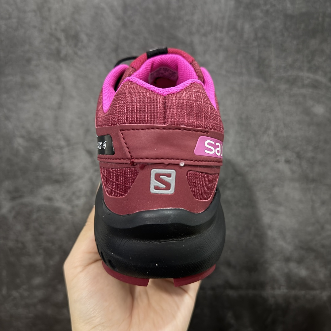 图片[4]-【莞产版本】萨洛蒙/Salomon Speed Cross 4 织物皮革低帮全能越野透气休闲运动鞋 Salomon 正式推出全新概念鞋款 SPEEDCROSS 以侵略性设计与先锋户外美学融合 相互交织出纵横山野和城市间的跑鞋轮廓 由混合网眼织物与皮革打造鞋面 辅以皮革细节点缀增强视觉冲击 整体以爪痕式的鞋面纹路搭配流线型轮廓呈现 极具辨识度的夸张外大底设计 增高之余更适合城市生活环境的舒适防滑效果 功能性层面 鞋面 3D 开放式网眼最大限度提供着用透气性 并注入合成材料为户外穿着带来极大的耐用和保护性 得益于 Salomon 多项功能性科技 从中底到鞋带系统都为脚部提供了一个安全和舒适的贴合感 并在松散、柔软、崎岖和不平坦的地形环境上带来卓越的抓地力 尺码：36-42-选品中心