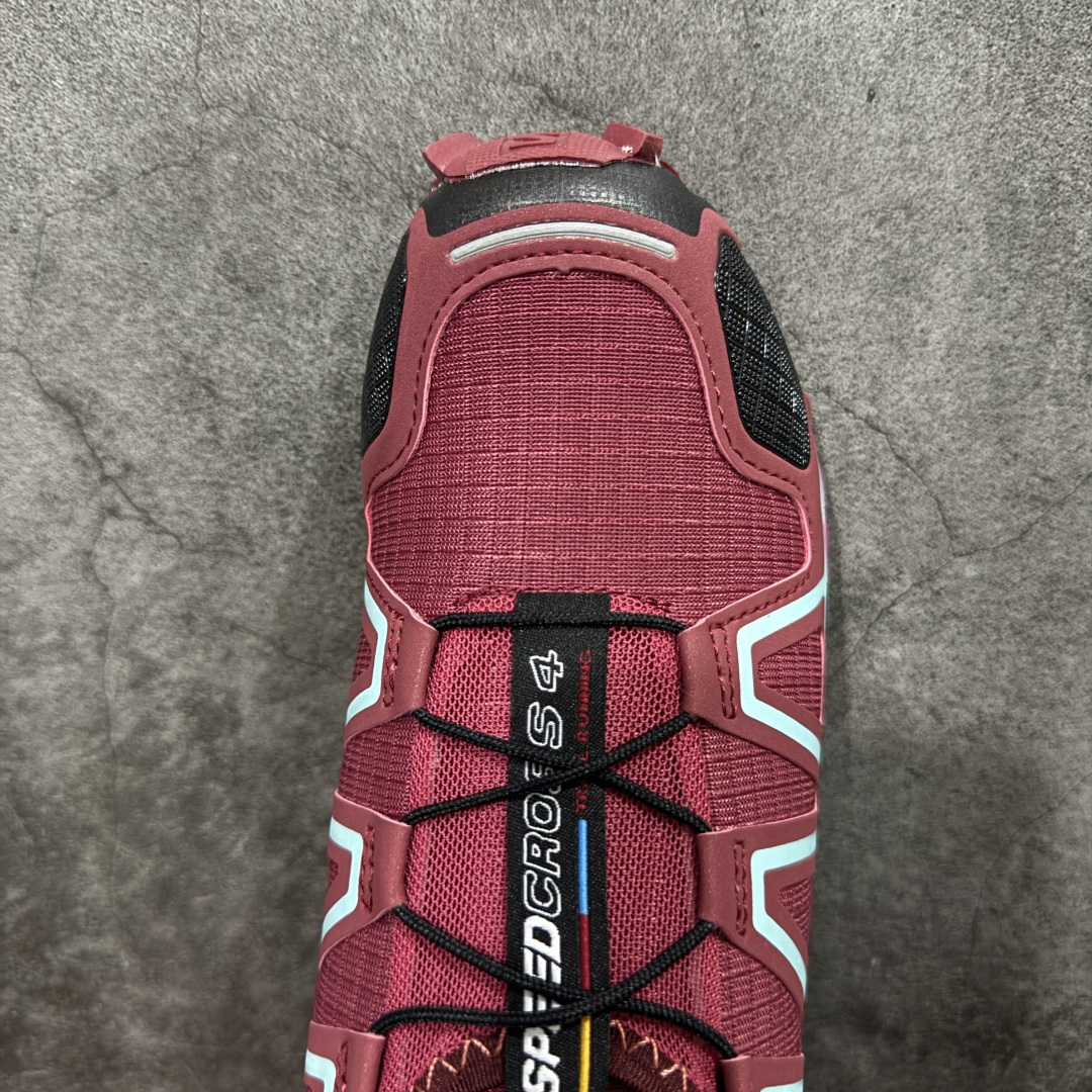 图片[5]-【莞产版本】萨洛蒙/Salomon Speed Cross 4 织物皮革低帮全能越野透气休闲运动鞋 Salomon 正式推出全新概念鞋款 SPEEDCROSS 以侵略性设计与先锋户外美学融合 相互交织出纵横山野和城市间的跑鞋轮廓 由混合网眼织物与皮革打造鞋面 辅以皮革细节点缀增强视觉冲击 整体以爪痕式的鞋面纹路搭配流线型轮廓呈现 极具辨识度的夸张外大底设计 增高之余更适合城市生活环境的舒适防滑效果 功能性层面 鞋面 3D 开放式网眼最大限度提供着用透气性 并注入合成材料为户外穿着带来极大的耐用和保护性 得益于 Salomon 多项功能性科技 从中底到鞋带系统都为脚部提供了一个安全和舒适的贴合感 并在松散、柔软、崎岖和不平坦的地形环境上带来卓越的抓地力 尺码：36-42-选品中心