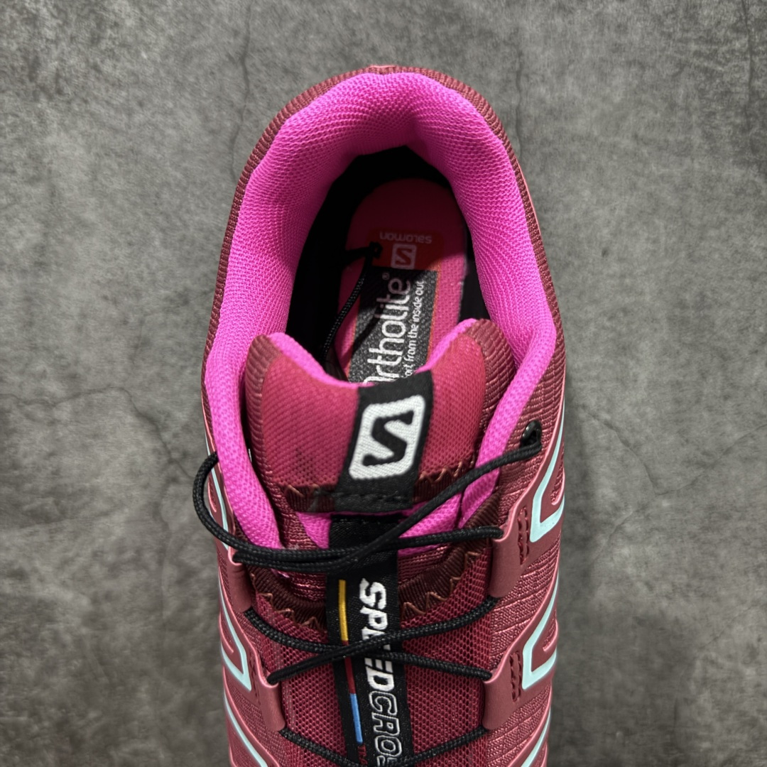 图片[8]-【莞产版本】萨洛蒙/Salomon Speed Cross 4 织物皮革低帮全能越野透气休闲运动鞋 Salomon 正式推出全新概念鞋款 SPEEDCROSS 以侵略性设计与先锋户外美学融合 相互交织出纵横山野和城市间的跑鞋轮廓 由混合网眼织物与皮革打造鞋面 辅以皮革细节点缀增强视觉冲击 整体以爪痕式的鞋面纹路搭配流线型轮廓呈现 极具辨识度的夸张外大底设计 增高之余更适合城市生活环境的舒适防滑效果 功能性层面 鞋面 3D 开放式网眼最大限度提供着用透气性 并注入合成材料为户外穿着带来极大的耐用和保护性 得益于 Salomon 多项功能性科技 从中底到鞋带系统都为脚部提供了一个安全和舒适的贴合感 并在松散、柔软、崎岖和不平坦的地形环境上带来卓越的抓地力 尺码：36-42-选品中心