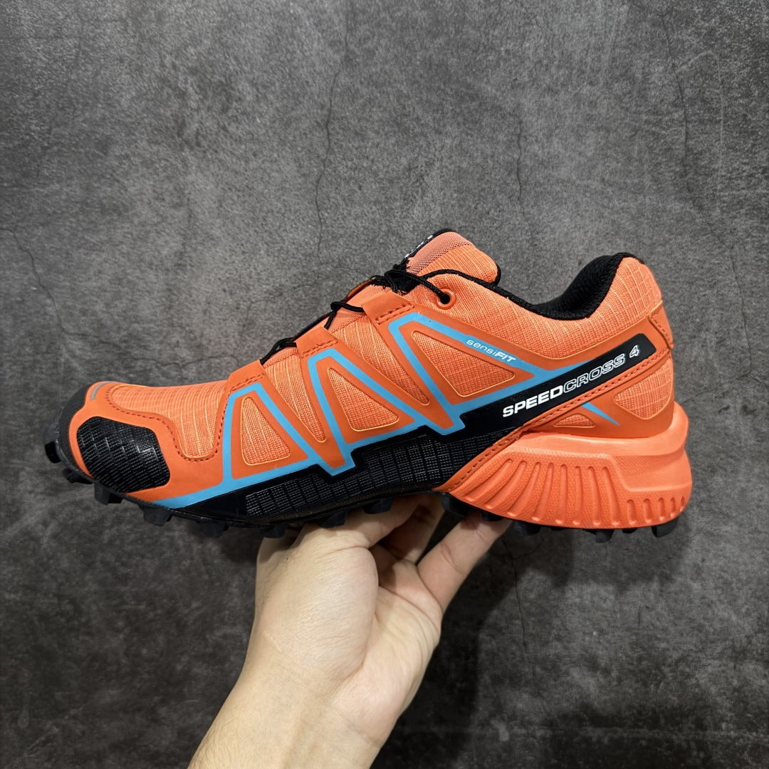 图片[2]-【莞产版本】萨洛蒙/Salomon Speed Cross 4 织物皮革低帮全能越野透气休闲运动鞋 Salomon 正式推出全新概念鞋款 SPEEDCROSS 以侵略性设计与先锋户外美学融合 相互交织出纵横山野和城市间的跑鞋轮廓 由混合网眼织物与皮革打造鞋面 辅以皮革细节点缀增强视觉冲击 整体以爪痕式的鞋面纹路搭配流线型轮廓呈现 极具辨识度的夸张外大底设计 增高之余更适合城市生活环境的舒适防滑效果 功能性层面 鞋面 3D 开放式网眼最大限度提供着用透气性 并注入合成材料为户外穿着带来极大的耐用和保护性 得益于 Salomon 多项功能性科技 从中底到鞋带系统都为脚部提供了一个安全和舒适的贴合感 并在松散、柔软、崎岖和不平坦的地形环境上带来卓越的抓地力 尺码：36-42-选品中心