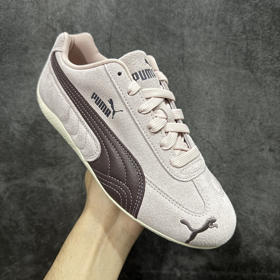 图片[3]-【CS纯原】Puma Speedcat OG Sparco 彪马罗马阿莫尔系列 复古运动休闲赛车跑鞋 豆沙粉 406329-52 市场第一梯队品质 版型 细节 烫金走线 完全碾压市场任意版本 欢迎对比🆚 工厂耗时3个月开发 原装档案原数据纸版楦型 采用固色翻毛皮鞋面材质(正确二次成型\’猛帮\’成型工艺🆚区别市面版本!!) 外置原数据开发轻量耐磨橡胶大底💪🏻 全球知名运动品牌PUMA宝马赛车系列 融合了宝马车队的标志性配色 以趣味十足又前卫复古的设计引领潮流 将赛道精神融入街头时尚 开启前卫竞速之旅 主打前卫复古风 Roma鞋款的鞋侧以复古的流线造型 缀以宝马经典Logo 巧妙吸睛 而Speedcat鞋款以亮眼三色条纹元素缀以舒适鞋面 赋予了独特的个性美学 演绎赛车的无尽能量 尺码：35.5-45-选品中心
