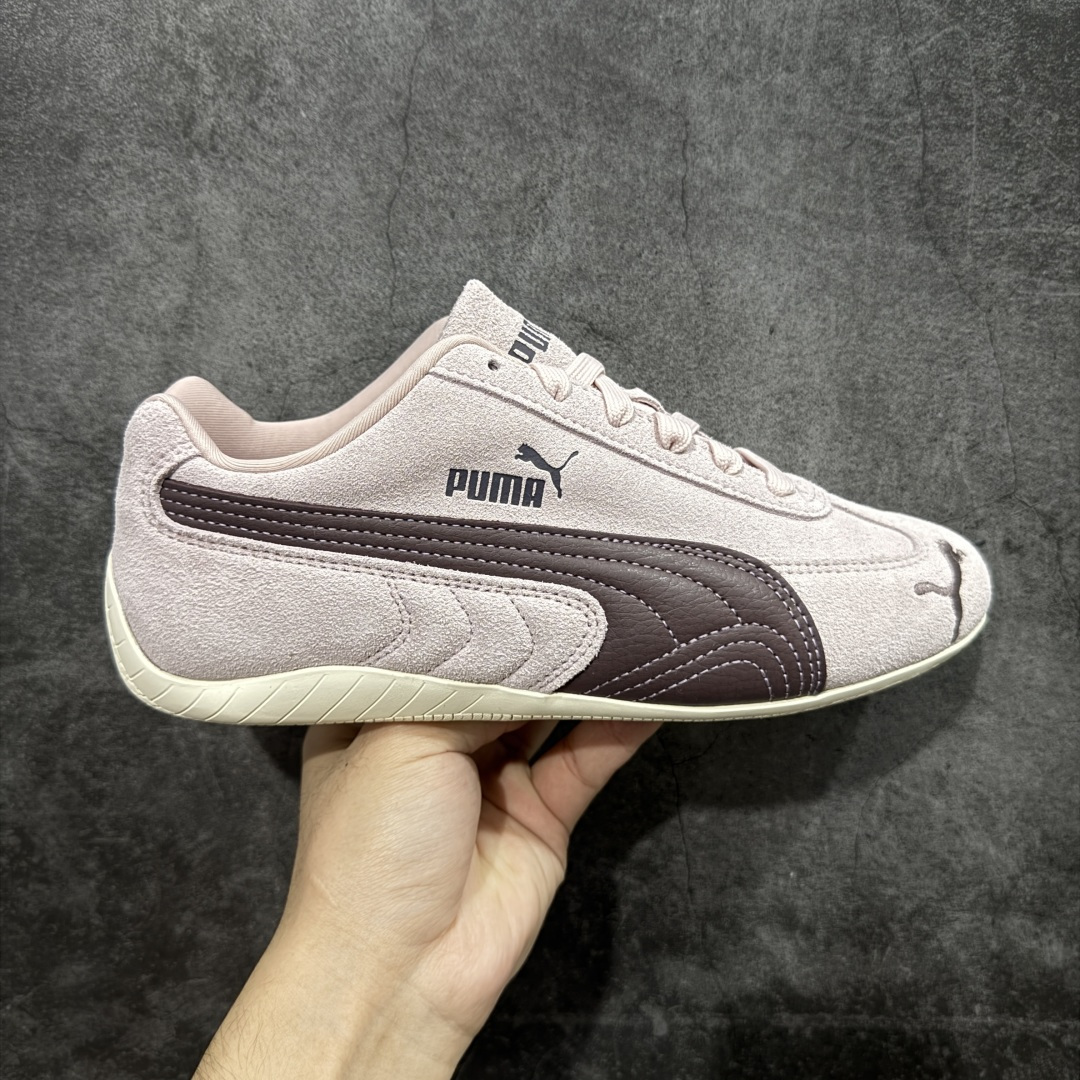【CS纯原】Puma Speedcat OG Sparco 彪马罗马阿莫尔系列 复古运动休闲赛车跑鞋 豆沙粉 406329-52 市场第一梯队品质 版型 细节 烫金走线 完全碾压市场任意版本 欢迎对比🆚 工厂耗时3个月开发 原装档案原数据纸版楦型 采用固色翻毛皮鞋面材质(正确二次成型\’猛帮\’成型工艺🆚区别市面版本!!) 外置原数据开发轻量耐磨橡胶大底💪🏻 全球知名运动品牌PUMA宝马赛车系列 融合了宝马车队的标志性配色 以趣味十足又前卫复古的设计引领潮流 将赛道精神融入街头时尚 开启前卫竞速之旅 主打前卫复古风 Roma鞋款的鞋侧以复古的流线造型 缀以宝马经典Logo 巧妙吸睛 而Speedcat鞋款以亮眼三色条纹元素缀以舒适鞋面 赋予了独特的个性美学 演绎赛车的无尽能量 尺码：35.5-45-选品中心