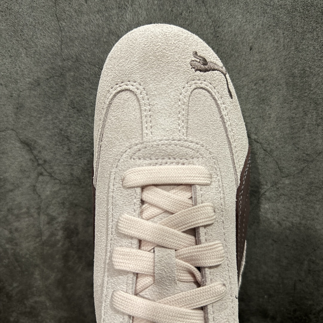 图片[5]-【CS纯原】Puma Speedcat OG Sparco 彪马罗马阿莫尔系列 复古运动休闲赛车跑鞋 豆沙粉 406329-52 市场第一梯队品质 版型 细节 烫金走线 完全碾压市场任意版本 欢迎对比🆚 工厂耗时3个月开发 原装档案原数据纸版楦型 采用固色翻毛皮鞋面材质(正确二次成型\’猛帮\’成型工艺🆚区别市面版本!!) 外置原数据开发轻量耐磨橡胶大底💪🏻 全球知名运动品牌PUMA宝马赛车系列 融合了宝马车队的标志性配色 以趣味十足又前卫复古的设计引领潮流 将赛道精神融入街头时尚 开启前卫竞速之旅 主打前卫复古风 Roma鞋款的鞋侧以复古的流线造型 缀以宝马经典Logo 巧妙吸睛 而Speedcat鞋款以亮眼三色条纹元素缀以舒适鞋面 赋予了独特的个性美学 演绎赛车的无尽能量 尺码：35.5-45-选品中心