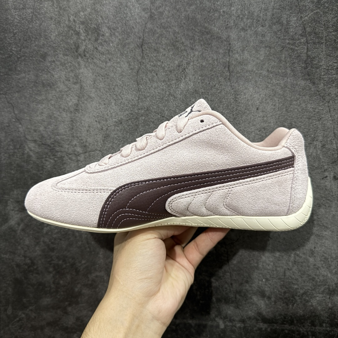 图片[2]-【CS纯原】Puma Speedcat OG Sparco 彪马罗马阿莫尔系列 复古运动休闲赛车跑鞋 豆沙粉 406329-52 市场第一梯队品质 版型 细节 烫金走线 完全碾压市场任意版本 欢迎对比🆚 工厂耗时3个月开发 原装档案原数据纸版楦型 采用固色翻毛皮鞋面材质(正确二次成型\’猛帮\’成型工艺🆚区别市面版本!!) 外置原数据开发轻量耐磨橡胶大底💪🏻 全球知名运动品牌PUMA宝马赛车系列 融合了宝马车队的标志性配色 以趣味十足又前卫复古的设计引领潮流 将赛道精神融入街头时尚 开启前卫竞速之旅 主打前卫复古风 Roma鞋款的鞋侧以复古的流线造型 缀以宝马经典Logo 巧妙吸睛 而Speedcat鞋款以亮眼三色条纹元素缀以舒适鞋面 赋予了独特的个性美学 演绎赛车的无尽能量 尺码：35.5-45-选品中心