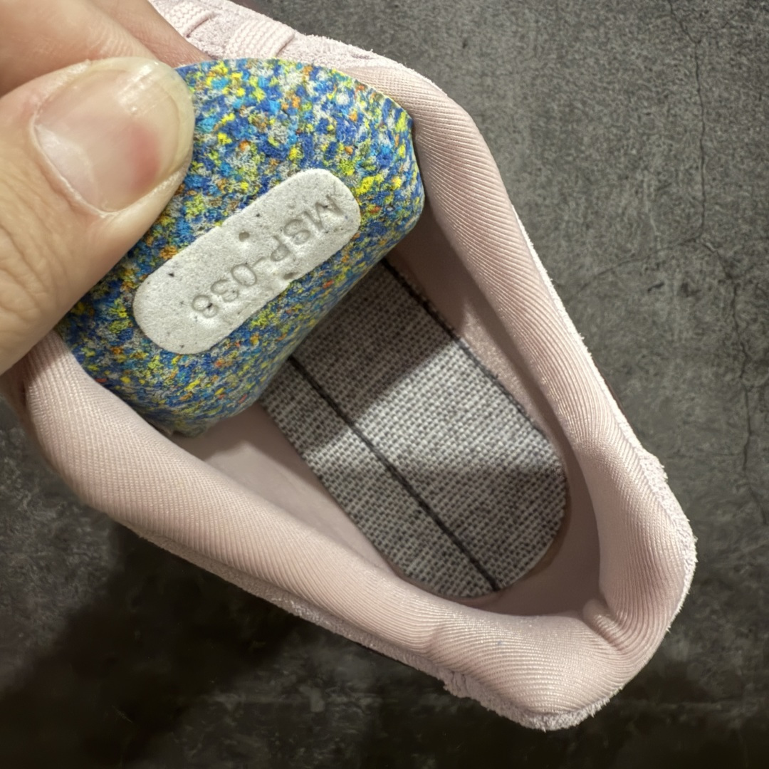 图片[9]-【CS纯原】Puma Speedcat OG Sparco 彪马罗马阿莫尔系列 复古运动休闲赛车跑鞋 豆沙粉 406329-52 市场第一梯队品质 版型 细节 烫金走线 完全碾压市场任意版本 欢迎对比🆚 工厂耗时3个月开发 原装档案原数据纸版楦型 采用固色翻毛皮鞋面材质(正确二次成型\’猛帮\’成型工艺🆚区别市面版本!!) 外置原数据开发轻量耐磨橡胶大底💪🏻 全球知名运动品牌PUMA宝马赛车系列 融合了宝马车队的标志性配色 以趣味十足又前卫复古的设计引领潮流 将赛道精神融入街头时尚 开启前卫竞速之旅 主打前卫复古风 Roma鞋款的鞋侧以复古的流线造型 缀以宝马经典Logo 巧妙吸睛 而Speedcat鞋款以亮眼三色条纹元素缀以舒适鞋面 赋予了独特的个性美学 演绎赛车的无尽能量 尺码：35.5-45-选品中心