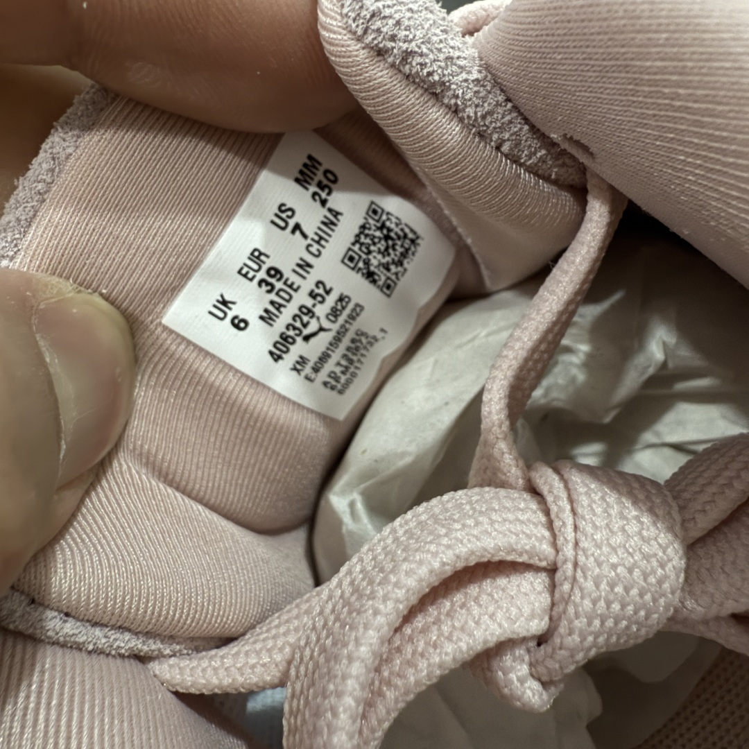 图片[7]-【CS纯原】Puma Speedcat OG Sparco 彪马罗马阿莫尔系列 复古运动休闲赛车跑鞋 豆沙粉 406329-52 市场第一梯队品质 版型 细节 烫金走线 完全碾压市场任意版本 欢迎对比🆚 工厂耗时3个月开发 原装档案原数据纸版楦型 采用固色翻毛皮鞋面材质(正确二次成型\’猛帮\’成型工艺🆚区别市面版本!!) 外置原数据开发轻量耐磨橡胶大底💪🏻 全球知名运动品牌PUMA宝马赛车系列 融合了宝马车队的标志性配色 以趣味十足又前卫复古的设计引领潮流 将赛道精神融入街头时尚 开启前卫竞速之旅 主打前卫复古风 Roma鞋款的鞋侧以复古的流线造型 缀以宝马经典Logo 巧妙吸睛 而Speedcat鞋款以亮眼三色条纹元素缀以舒适鞋面 赋予了独特的个性美学 演绎赛车的无尽能量 尺码：35.5-45-选品中心