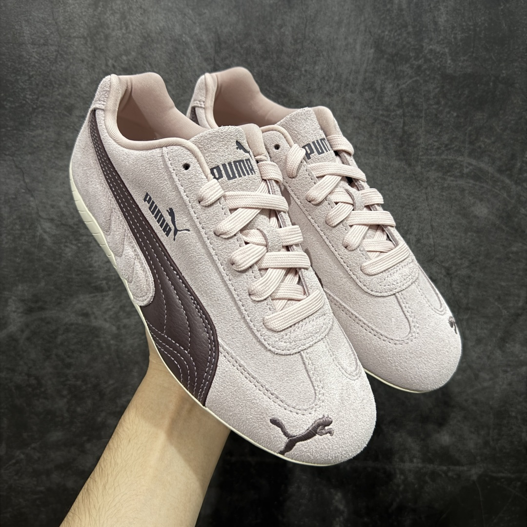 【CS纯原】Puma Speedcat OG Sparco 彪马罗马阿莫尔系列 复古运动休闲赛车跑鞋 豆沙粉 406329-52 市场第一梯队品质 版型 细节 烫金走线 完全碾压市场任意版本 欢迎对比🆚 工厂耗时3个月开发 原装档案原数据纸版楦型 采用固色翻毛皮鞋面材质(正确二次成型\’猛帮\’成型工艺🆚区别市面版本!!) 外置原数据开发轻量耐磨橡胶大底💪🏻 全球知名运动品牌PUMA宝马赛车系列 融合了宝马车队的标志性配色 以趣味十足又前卫复古的设计引领潮流 将赛道精神融入街头时尚 开启前卫竞速之旅 主打前卫复古风 Roma鞋款的鞋侧以复古的流线造型 缀以宝马经典Logo 巧妙吸睛 而Speedcat鞋款以亮眼三色条纹元素缀以舒适鞋面 赋予了独特的个性美学 演绎赛车的无尽能量 尺码：35.5-45-选品中心