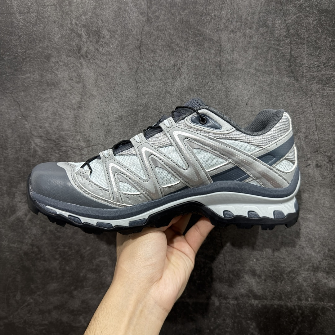 图片[2]-【W1版本】Salomon XT-QUEST ADV 萨洛蒙 时尚 舒适减震防滑耐磨 低帮跑步鞋 男女同款 471276 纯原外贸平台特供订单 耗时半年巨作 全套原纸板楦头开发 原厂特供网布配套加持 确保原汁原味 完美呈现版型 原档数据独家私模五层组合大底 男女鞋同步官方 原装Ortholite轻量化鞋垫 中底布带钢印编号 原厂TPU锁扣 进口港宝加持 后跟自然饱满 还原公司包裹性 基于 SALOMON 初代 XT 鞋身造型并搭载 4D ADVANCED CHASSIS™ 大底打造而成 为这款 XT-QUEST 带来了多项足部控制与保护等功能性 如在运动过程中控制左右晃动的过程而提高稳定性、改善长途越野过程中足中到足尖的过渡、提高感知岩石的精确度以抵抗尖锐物体对脚底的伤害以及采用动态缓冲来增强穿着舒适感 从而减轻疲劳感 使 XT-QUEST 成为一双舒适且安全的户外之履 尺码：36 36.5 37.5 38 38.5 39 40 40.5 41 42 42.5 43 44 44.5 45-选品中心