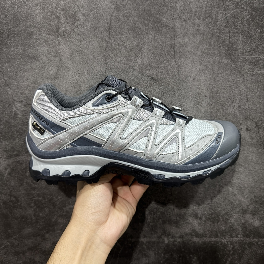 【W1版本】Salomon XT-QUEST ADV 萨洛蒙 时尚 舒适减震防滑耐磨 低帮跑步鞋 男女同款 471276 纯原外贸平台特供订单 耗时半年巨作 全套原纸板楦头开发 原厂特供网布配套加持 确保原汁原味 完美呈现版型 原档数据独家私模五层组合大底 男女鞋同步官方 原装Ortholite轻量化鞋垫 中底布带钢印编号 原厂TPU锁扣 进口港宝加持 后跟自然饱满 还原公司包裹性 基于 SALOMON 初代 XT 鞋身造型并搭载 4D ADVANCED CHASSIS™ 大底打造而成 为这款 XT-QUEST 带来了多项足部控制与保护等功能性 如在运动过程中控制左右晃动的过程而提高稳定性、改善长途越野过程中足中到足尖的过渡、提高感知岩石的精确度以抵抗尖锐物体对脚底的伤害以及采用动态缓冲来增强穿着舒适感 从而减轻疲劳感 使 XT-QUEST 成为一双舒适且安全的户外之履 尺码：36 36.5 37.5 38 38.5 39 40 40.5 41 42 42.5 43 44 44.5 45-选品中心