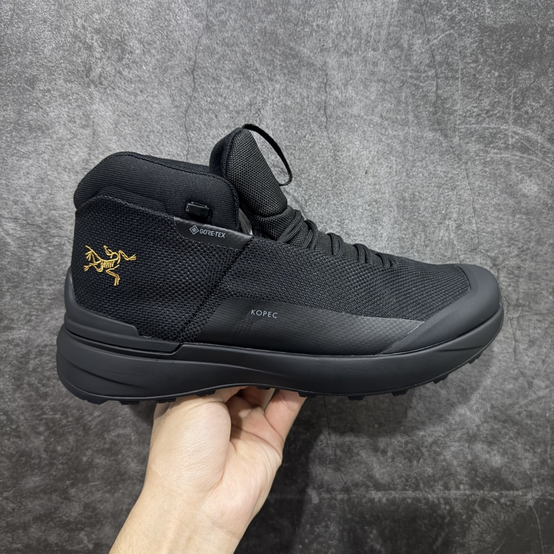 【莞产纯原版】始祖鸟ArcTeryx Kopec GTX M Mid 覆盖透气男越野跑鞋 中帮 正确后跟刺绣 完美细节版型 官方同步上架 适合技术路线单日徒步穿着 aeriosflgtx鞋受到长途野外跑步鞋的启发 适合在变化的地形上进行快速轻快的徒步旅行穿着，舒适而有支撑性，使您充满信心。该设计与脚部融为一体，可最大限度地减少摩擦，gore-tex保护膜网砂，采用gore隐形适体(invisiblefit)技术，更轻薄舒适。敏捷、稳定和技术路线上的自信源于vibram® megagrip外底、压缩eva内底以及一体的tpu。重量约：275g技术特点透气轻量耐磨鞋子鞋外底结构vibram®megagripM橡胶化合材料耐用柔软鞋子结构tpu鞋头可防磨损压缩eva泡沫内底以及一体的tpu铁芯提高了灵活性和稳定性，使您充满信心鞋子衬垫结构4mm厚ortholiteM3d模制插片材料gore-tex薄膜tpu高耐磨保护膜cordura® MX 尺码：36-45 编码： FJB390400-选品中心