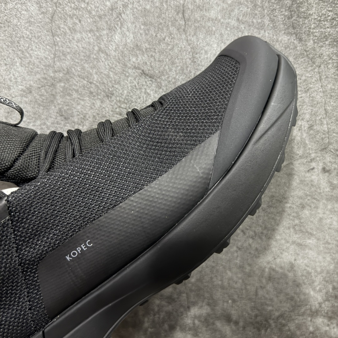 图片[6]-【莞产纯原版】始祖鸟ArcTeryx Kopec GTX M Mid 覆盖透气男越野跑鞋 中帮 正确后跟刺绣 完美细节版型 官方同步上架 适合技术路线单日徒步穿着 aeriosflgtx鞋受到长途野外跑步鞋的启发 适合在变化的地形上进行快速轻快的徒步旅行穿着，舒适而有支撑性，使您充满信心。该设计与脚部融为一体，可最大限度地减少摩擦，gore-tex保护膜网砂，采用gore隐形适体(invisiblefit)技术，更轻薄舒适。敏捷、稳定和技术路线上的自信源于vibram® megagrip外底、压缩eva内底以及一体的tpu。重量约：275g技术特点透气轻量耐磨鞋子鞋外底结构vibram®megagripM橡胶化合材料耐用柔软鞋子结构tpu鞋头可防磨损压缩eva泡沫内底以及一体的tpu铁芯提高了灵活性和稳定性，使您充满信心鞋子衬垫结构4mm厚ortholiteM3d模制插片材料gore-tex薄膜tpu高耐磨保护膜cordura® MX 尺码：36-45 编码： FJB390400-选品中心