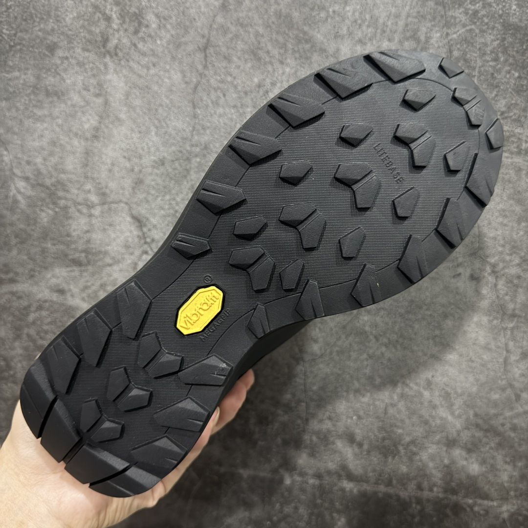 图片[9]-【莞产纯原版】始祖鸟ArcTeryx Kopec GTX M Mid 覆盖透气男越野跑鞋 中帮 正确后跟刺绣 完美细节版型 官方同步上架 适合技术路线单日徒步穿着 aeriosflgtx鞋受到长途野外跑步鞋的启发 适合在变化的地形上进行快速轻快的徒步旅行穿着，舒适而有支撑性，使您充满信心。该设计与脚部融为一体，可最大限度地减少摩擦，gore-tex保护膜网砂，采用gore隐形适体(invisiblefit)技术，更轻薄舒适。敏捷、稳定和技术路线上的自信源于vibram® megagrip外底、压缩eva内底以及一体的tpu。重量约：275g技术特点透气轻量耐磨鞋子鞋外底结构vibram®megagripM橡胶化合材料耐用柔软鞋子结构tpu鞋头可防磨损压缩eva泡沫内底以及一体的tpu铁芯提高了灵活性和稳定性，使您充满信心鞋子衬垫结构4mm厚ortholiteM3d模制插片材料gore-tex薄膜tpu高耐磨保护膜cordura® MX 尺码：36-45 编码： FJB390400-选品中心