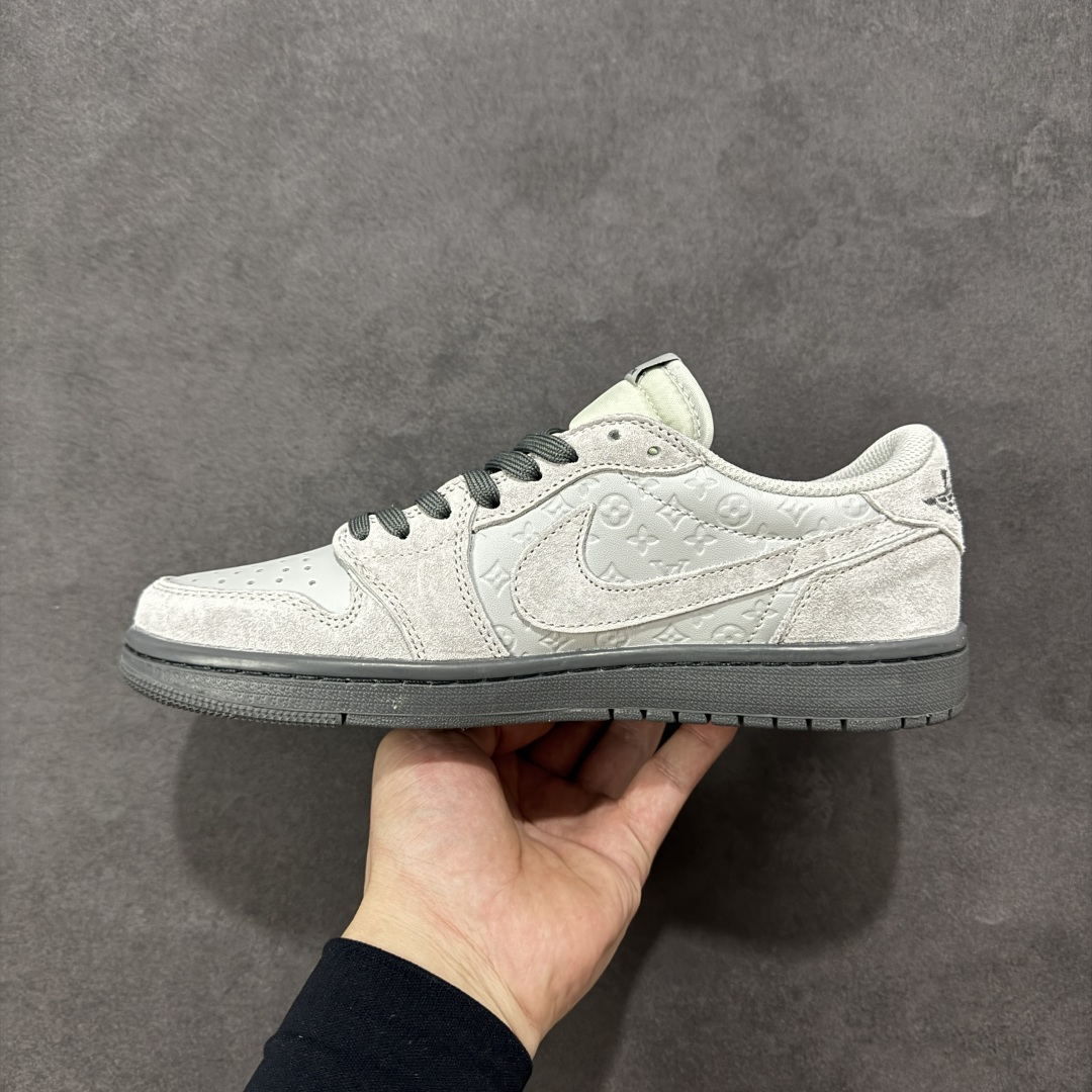 图片[2]-【定制版】Louis Vuitton x Travis Scott x Air Jordan 1 Low 路易威登LV x AJ1 低帮 灰色倒钩 AJ1 乔丹1代 aj1 乔1 低邦 灰色倒勾联名 乔丹篮球鞋系列 鞋身整体以灰色皮革为底搭配灰色麂皮框架覆盖层，标志性的反钩Swoosh Logo采用灰色麂皮点缀，内侧也辅以灰色麂皮Swoosh Logo呈现，鞋舌等多处TS标志性元素均得以保留；鞋舌以LV及Louis Vuitton字样呈现，鞋头处LV字样黄色妆点，后跟的Jack厂牌标志以及Wings Logo均采用灰色缝线打造，后跟印有Louis Vuitton字样，彰显联名身份；最后以灰色中底搭配灰色橡胶外底完善整体设计收尾。 货号：DZ5899-040 尺码：36 36.5 37.5 38 38.5 39 40 40.5 41 42 42.5 43 44 44.5 45 编码：HXSB330340-选品中心