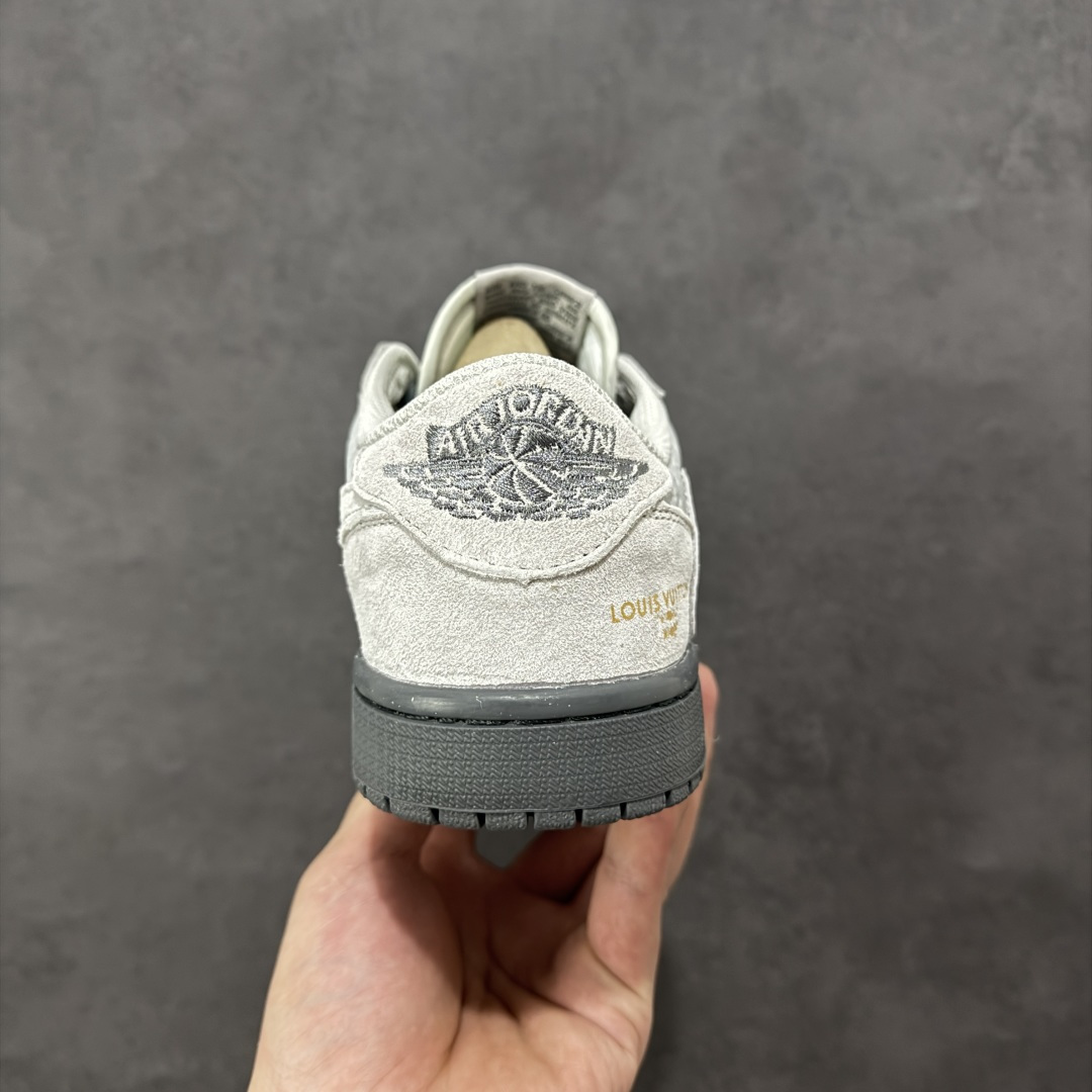 图片[4]-【定制版】Louis Vuitton x Travis Scott x Air Jordan 1 Low 路易威登LV x AJ1 低帮 灰色倒钩 AJ1 乔丹1代 aj1 乔1 低邦 灰色倒勾联名 乔丹篮球鞋系列 鞋身整体以灰色皮革为底搭配灰色麂皮框架覆盖层，标志性的反钩Swoosh Logo采用灰色麂皮点缀，内侧也辅以灰色麂皮Swoosh Logo呈现，鞋舌等多处TS标志性元素均得以保留；鞋舌以LV及Louis Vuitton字样呈现，鞋头处LV字样黄色妆点，后跟的Jack厂牌标志以及Wings Logo均采用灰色缝线打造，后跟印有Louis Vuitton字样，彰显联名身份；最后以灰色中底搭配灰色橡胶外底完善整体设计收尾。 货号：DZ5899-040 尺码：36 36.5 37.5 38 38.5 39 40 40.5 41 42 42.5 43 44 44.5 45 编码：HXSB330340-选品中心