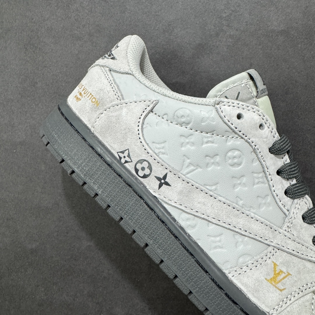 图片[6]-【定制版】Louis Vuitton x Travis Scott x Air Jordan 1 Low 路易威登LV x AJ1 低帮 灰色倒钩 AJ1 乔丹1代 aj1 乔1 低邦 灰色倒勾联名 乔丹篮球鞋系列 鞋身整体以灰色皮革为底搭配灰色麂皮框架覆盖层，标志性的反钩Swoosh Logo采用灰色麂皮点缀，内侧也辅以灰色麂皮Swoosh Logo呈现，鞋舌等多处TS标志性元素均得以保留；鞋舌以LV及Louis Vuitton字样呈现，鞋头处LV字样黄色妆点，后跟的Jack厂牌标志以及Wings Logo均采用灰色缝线打造，后跟印有Louis Vuitton字样，彰显联名身份；最后以灰色中底搭配灰色橡胶外底完善整体设计收尾。 货号：DZ5899-040 尺码：36 36.5 37.5 38 38.5 39 40 40.5 41 42 42.5 43 44 44.5 45 编码：HXSB330340-选品中心