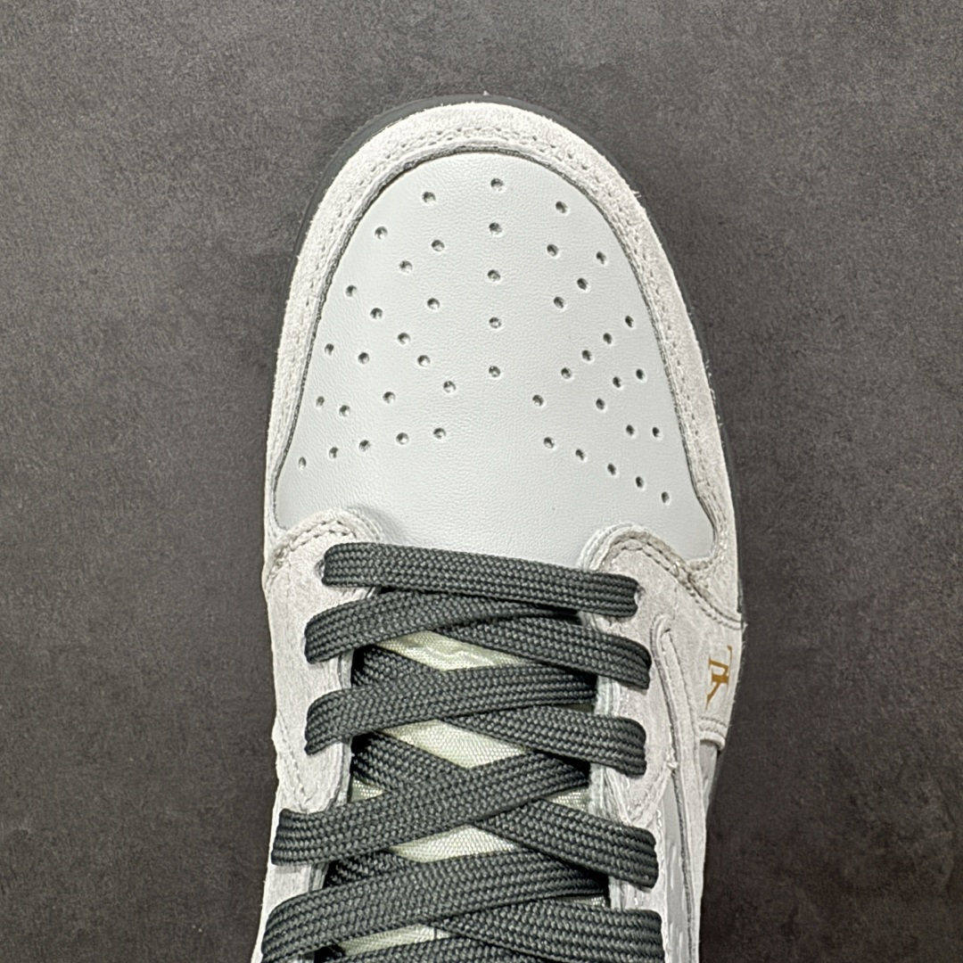 图片[8]-【定制版】Louis Vuitton x Travis Scott x Air Jordan 1 Low 路易威登LV x AJ1 低帮 灰色倒钩 AJ1 乔丹1代 aj1 乔1 低邦 灰色倒勾联名 乔丹篮球鞋系列 鞋身整体以灰色皮革为底搭配灰色麂皮框架覆盖层，标志性的反钩Swoosh Logo采用灰色麂皮点缀，内侧也辅以灰色麂皮Swoosh Logo呈现，鞋舌等多处TS标志性元素均得以保留；鞋舌以LV及Louis Vuitton字样呈现，鞋头处LV字样黄色妆点，后跟的Jack厂牌标志以及Wings Logo均采用灰色缝线打造，后跟印有Louis Vuitton字样，彰显联名身份；最后以灰色中底搭配灰色橡胶外底完善整体设计收尾。 货号：DZ5899-040 尺码：36 36.5 37.5 38 38.5 39 40 40.5 41 42 42.5 43 44 44.5 45 编码：HXSB330340-选品中心