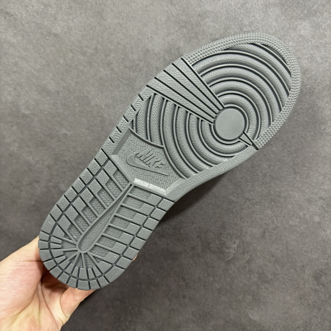 图片[9]-【定制版】Louis Vuitton x Travis Scott x Air Jordan 1 Low 路易威登LV x AJ1 低帮 灰色倒钩 AJ1 乔丹1代 aj1 乔1 低邦 灰色倒勾联名 乔丹篮球鞋系列 鞋身整体以灰色皮革为底搭配灰色麂皮框架覆盖层，标志性的反钩Swoosh Logo采用灰色麂皮点缀，内侧也辅以灰色麂皮Swoosh Logo呈现，鞋舌等多处TS标志性元素均得以保留；鞋舌以LV及Louis Vuitton字样呈现，鞋头处LV字样黄色妆点，后跟的Jack厂牌标志以及Wings Logo均采用灰色缝线打造，后跟印有Louis Vuitton字样，彰显联名身份；最后以灰色中底搭配灰色橡胶外底完善整体设计收尾。 货号：DZ5899-040 尺码：36 36.5 37.5 38 38.5 39 40 40.5 41 42 42.5 43 44 44.5 45 编码：HXSB330340-选品中心