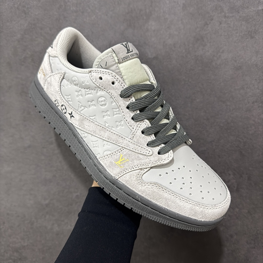 图片[3]-【定制版】Louis Vuitton x Travis Scott x Air Jordan 1 Low 路易威登LV x AJ1 低帮 灰色倒钩 AJ1 乔丹1代 aj1 乔1 低邦 灰色倒勾联名 乔丹篮球鞋系列 鞋身整体以灰色皮革为底搭配灰色麂皮框架覆盖层，标志性的反钩Swoosh Logo采用灰色麂皮点缀，内侧也辅以灰色麂皮Swoosh Logo呈现，鞋舌等多处TS标志性元素均得以保留；鞋舌以LV及Louis Vuitton字样呈现，鞋头处LV字样黄色妆点，后跟的Jack厂牌标志以及Wings Logo均采用灰色缝线打造，后跟印有Louis Vuitton字样，彰显联名身份；最后以灰色中底搭配灰色橡胶外底完善整体设计收尾。 货号：DZ5899-040 尺码：36 36.5 37.5 38 38.5 39 40 40.5 41 42 42.5 43 44 44.5 45 编码：HXSB330340-选品中心
