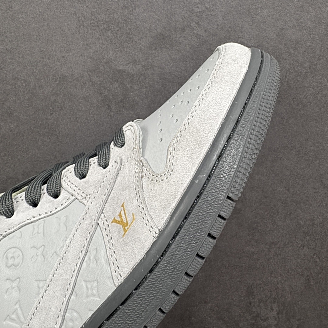 图片[5]-【定制版】Louis Vuitton x Travis Scott x Air Jordan 1 Low 路易威登LV x AJ1 低帮 灰色倒钩 AJ1 乔丹1代 aj1 乔1 低邦 灰色倒勾联名 乔丹篮球鞋系列 鞋身整体以灰色皮革为底搭配灰色麂皮框架覆盖层，标志性的反钩Swoosh Logo采用灰色麂皮点缀，内侧也辅以灰色麂皮Swoosh Logo呈现，鞋舌等多处TS标志性元素均得以保留；鞋舌以LV及Louis Vuitton字样呈现，鞋头处LV字样黄色妆点，后跟的Jack厂牌标志以及Wings Logo均采用灰色缝线打造，后跟印有Louis Vuitton字样，彰显联名身份；最后以灰色中底搭配灰色橡胶外底完善整体设计收尾。 货号：DZ5899-040 尺码：36 36.5 37.5 38 38.5 39 40 40.5 41 42 42.5 43 44 44.5 45 编码：HXSB330340-选品中心