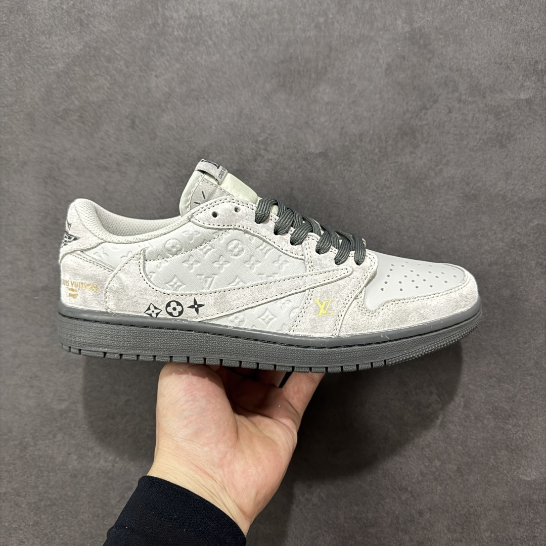 【定制版】Louis Vuitton x Travis Scott x Air Jordan 1 Low 路易威登LV x AJ1 低帮 灰色倒钩 AJ1 乔丹1代 aj1 乔1 低邦 灰色倒勾联名 乔丹篮球鞋系列 鞋身整体以灰色皮革为底搭配灰色麂皮框架覆盖层，标志性的反钩Swoosh Logo采用灰色麂皮点缀，内侧也辅以灰色麂皮Swoosh Logo呈现，鞋舌等多处TS标志性元素均得以保留；鞋舌以LV及Louis Vuitton字样呈现，鞋头处LV字样黄色妆点，后跟的Jack厂牌标志以及Wings Logo均采用灰色缝线打造，后跟印有Louis Vuitton字样，彰显联名身份；最后以灰色中底搭配灰色橡胶外底完善整体设计收尾。 货号：DZ5899-040 尺码：36 36.5 37.5 38 38.5 39 40 40.5 41 42 42.5 43 44 44.5 45 编码：HXSB330340-选品中心