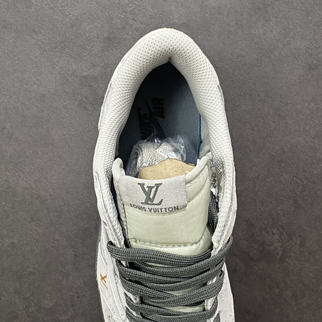 图片[7]-【定制版】Louis Vuitton x Travis Scott x Air Jordan 1 Low 路易威登LV x AJ1 低帮 灰色倒钩 AJ1 乔丹1代 aj1 乔1 低邦 灰色倒勾联名 乔丹篮球鞋系列 鞋身整体以灰色皮革为底搭配灰色麂皮框架覆盖层，标志性的反钩Swoosh Logo采用灰色麂皮点缀，内侧也辅以灰色麂皮Swoosh Logo呈现，鞋舌等多处TS标志性元素均得以保留；鞋舌以LV及Louis Vuitton字样呈现，鞋头处LV字样黄色妆点，后跟的Jack厂牌标志以及Wings Logo均采用灰色缝线打造，后跟印有Louis Vuitton字样，彰显联名身份；最后以灰色中底搭配灰色橡胶外底完善整体设计收尾。 货号：DZ5899-040 尺码：36 36.5 37.5 38 38.5 39 40 40.5 41 42 42.5 43 44 44.5 45 编码：HXSB330340-选品中心