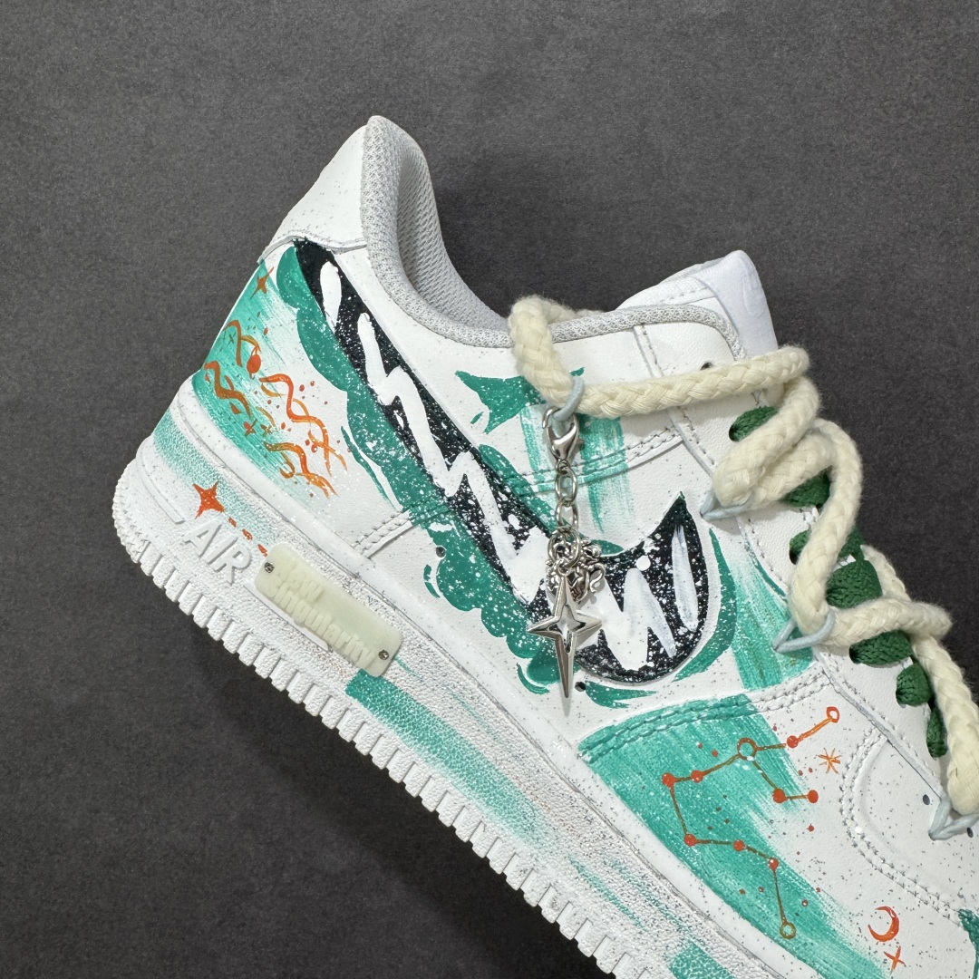 图片[6]-【定制版】手绘涂鸦“水瓶座”十二星座系列 Nike Air Force 1 “Aquarius”空军一号定制板鞋 白绿渐变如星云晕染鞋身，手绘星座线条缠绕出水瓶座的疏离与浪漫，点缀的星芒与吊坠细节，把宇宙的松弛感踩进日常。牛皮革的质感裹着自在脚感，既是潮鞋也是独属于水瓶的「星轨注脚」——随性、独特，像把一片青空星迹穿在了脚上 货号：星座120-218 尺码： 36 36.5 37.5 38 38.5 39 40 40.5 41 42 42.5 43 44 44.5 45 编码：HXSA310320-选品中心