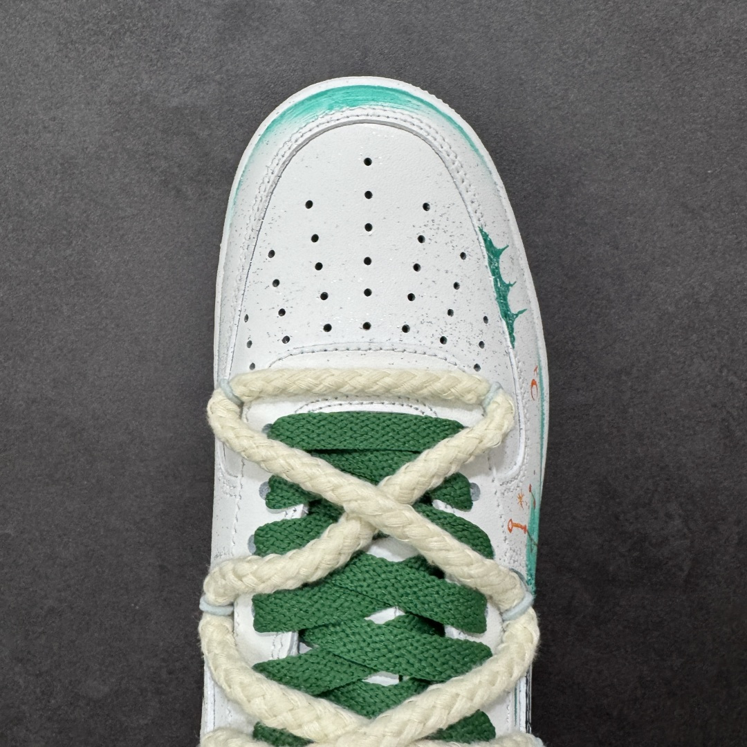图片[8]-【定制版】手绘涂鸦“水瓶座”十二星座系列 Nike Air Force 1 “Aquarius”空军一号定制板鞋 白绿渐变如星云晕染鞋身，手绘星座线条缠绕出水瓶座的疏离与浪漫，点缀的星芒与吊坠细节，把宇宙的松弛感踩进日常。牛皮革的质感裹着自在脚感，既是潮鞋也是独属于水瓶的「星轨注脚」——随性、独特，像把一片青空星迹穿在了脚上 货号：星座120-218 尺码： 36 36.5 37.5 38 38.5 39 40 40.5 41 42 42.5 43 44 44.5 45 编码：HXSA310320-选品中心