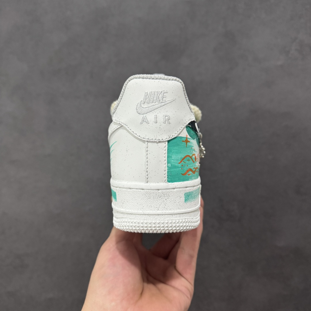 图片[4]-【定制版】手绘涂鸦“水瓶座”十二星座系列 Nike Air Force 1 “Aquarius”空军一号定制板鞋 白绿渐变如星云晕染鞋身，手绘星座线条缠绕出水瓶座的疏离与浪漫，点缀的星芒与吊坠细节，把宇宙的松弛感踩进日常。牛皮革的质感裹着自在脚感，既是潮鞋也是独属于水瓶的「星轨注脚」——随性、独特，像把一片青空星迹穿在了脚上 货号：星座120-218 尺码： 36 36.5 37.5 38 38.5 39 40 40.5 41 42 42.5 43 44 44.5 45 编码：HXSA310320-选品中心