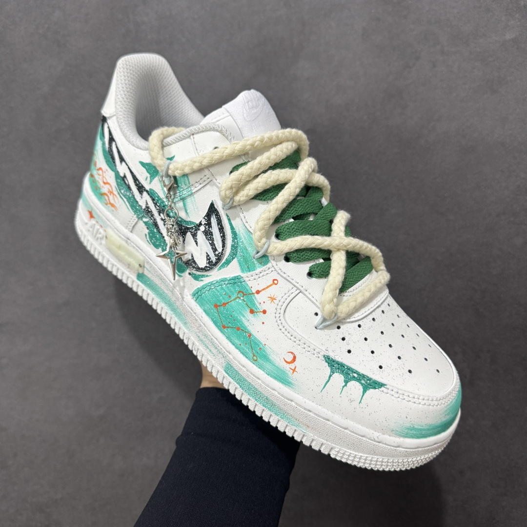图片[3]-【定制版】手绘涂鸦“水瓶座”十二星座系列 Nike Air Force 1 “Aquarius”空军一号定制板鞋 白绿渐变如星云晕染鞋身，手绘星座线条缠绕出水瓶座的疏离与浪漫，点缀的星芒与吊坠细节，把宇宙的松弛感踩进日常。牛皮革的质感裹着自在脚感，既是潮鞋也是独属于水瓶的「星轨注脚」——随性、独特，像把一片青空星迹穿在了脚上 货号：星座120-218 尺码： 36 36.5 37.5 38 38.5 39 40 40.5 41 42 42.5 43 44 44.5 45 编码：HXSA310320-选品中心