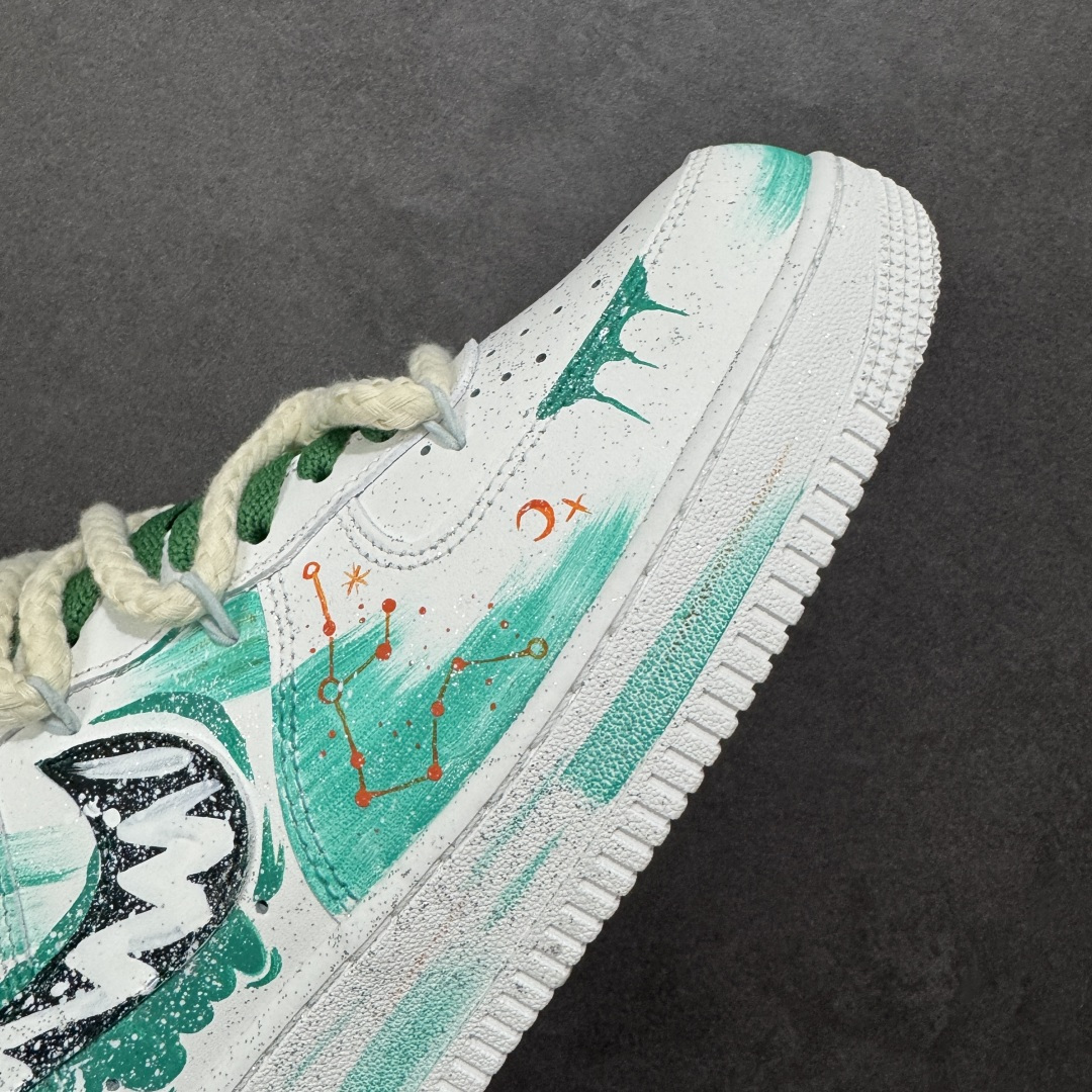 图片[5]-【定制版】手绘涂鸦“水瓶座”十二星座系列 Nike Air Force 1 “Aquarius”空军一号定制板鞋 白绿渐变如星云晕染鞋身，手绘星座线条缠绕出水瓶座的疏离与浪漫，点缀的星芒与吊坠细节，把宇宙的松弛感踩进日常。牛皮革的质感裹着自在脚感，既是潮鞋也是独属于水瓶的「星轨注脚」——随性、独特，像把一片青空星迹穿在了脚上 货号：星座120-218 尺码： 36 36.5 37.5 38 38.5 39 40 40.5 41 42 42.5 43 44 44.5 45 编码：HXSA310320-选品中心