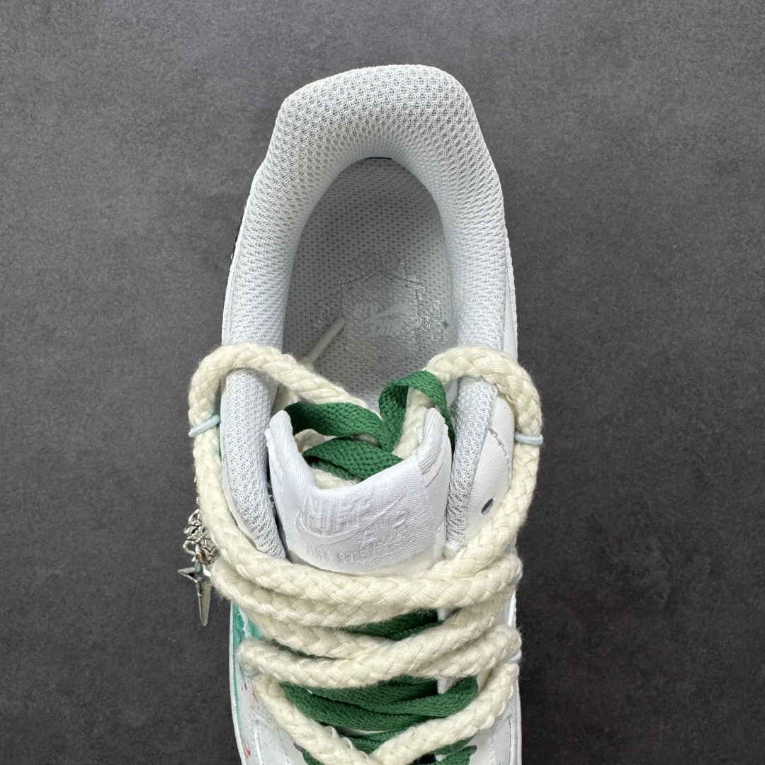 图片[7]-【定制版】手绘涂鸦“水瓶座”十二星座系列 Nike Air Force 1 “Aquarius”空军一号定制板鞋 白绿渐变如星云晕染鞋身，手绘星座线条缠绕出水瓶座的疏离与浪漫，点缀的星芒与吊坠细节，把宇宙的松弛感踩进日常。牛皮革的质感裹着自在脚感，既是潮鞋也是独属于水瓶的「星轨注脚」——随性、独特，像把一片青空星迹穿在了脚上 货号：星座120-218 尺码： 36 36.5 37.5 38 38.5 39 40 40.5 41 42 42.5 43 44 44.5 45 编码：HXSA310320-选品中心