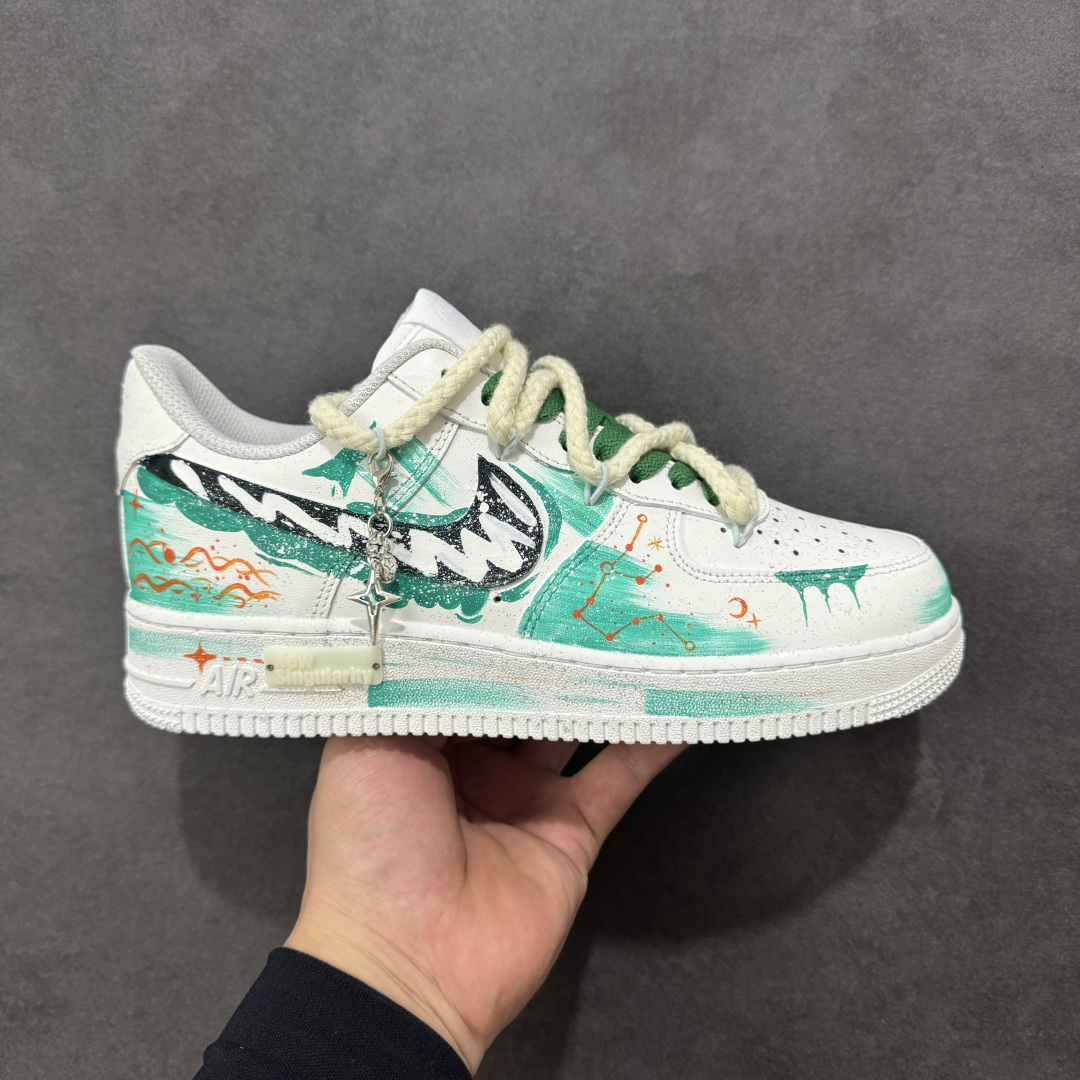 【定制版】手绘涂鸦“水瓶座”十二星座系列 Nike Air Force 1 “Aquarius”空军一号定制板鞋 白绿渐变如星云晕染鞋身，手绘星座线条缠绕出水瓶座的疏离与浪漫，点缀的星芒与吊坠细节，把宇宙的松弛感踩进日常。牛皮革的质感裹着自在脚感，既是潮鞋也是独属于水瓶的「星轨注脚」——随性、独特，像把一片青空星迹穿在了脚上 货号：星座120-218 尺码： 36 36.5 37.5 38 38.5 39 40 40.5 41 42 42.5 43 44 44.5 45 编码：HXSA310320-选品中心