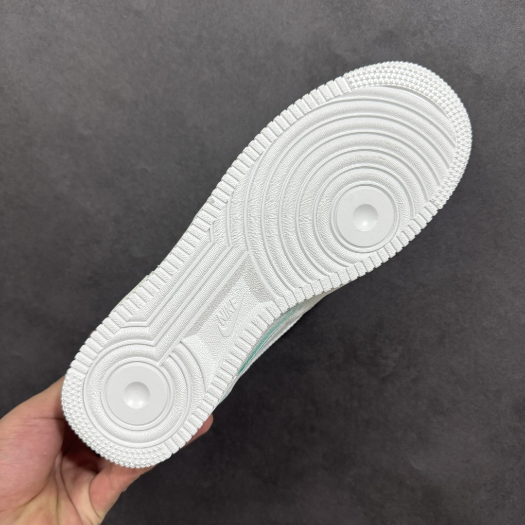 图片[9]-【定制版】手绘涂鸦“水瓶座”十二星座系列 Nike Air Force 1 “Aquarius”空军一号定制板鞋 白绿渐变如星云晕染鞋身，手绘星座线条缠绕出水瓶座的疏离与浪漫，点缀的星芒与吊坠细节，把宇宙的松弛感踩进日常。牛皮革的质感裹着自在脚感，既是潮鞋也是独属于水瓶的「星轨注脚」——随性、独特，像把一片青空星迹穿在了脚上 货号：星座120-218 尺码： 36 36.5 37.5 38 38.5 39 40 40.5 41 42 42.5 43 44 44.5 45 编码：HXSA310320-选品中心