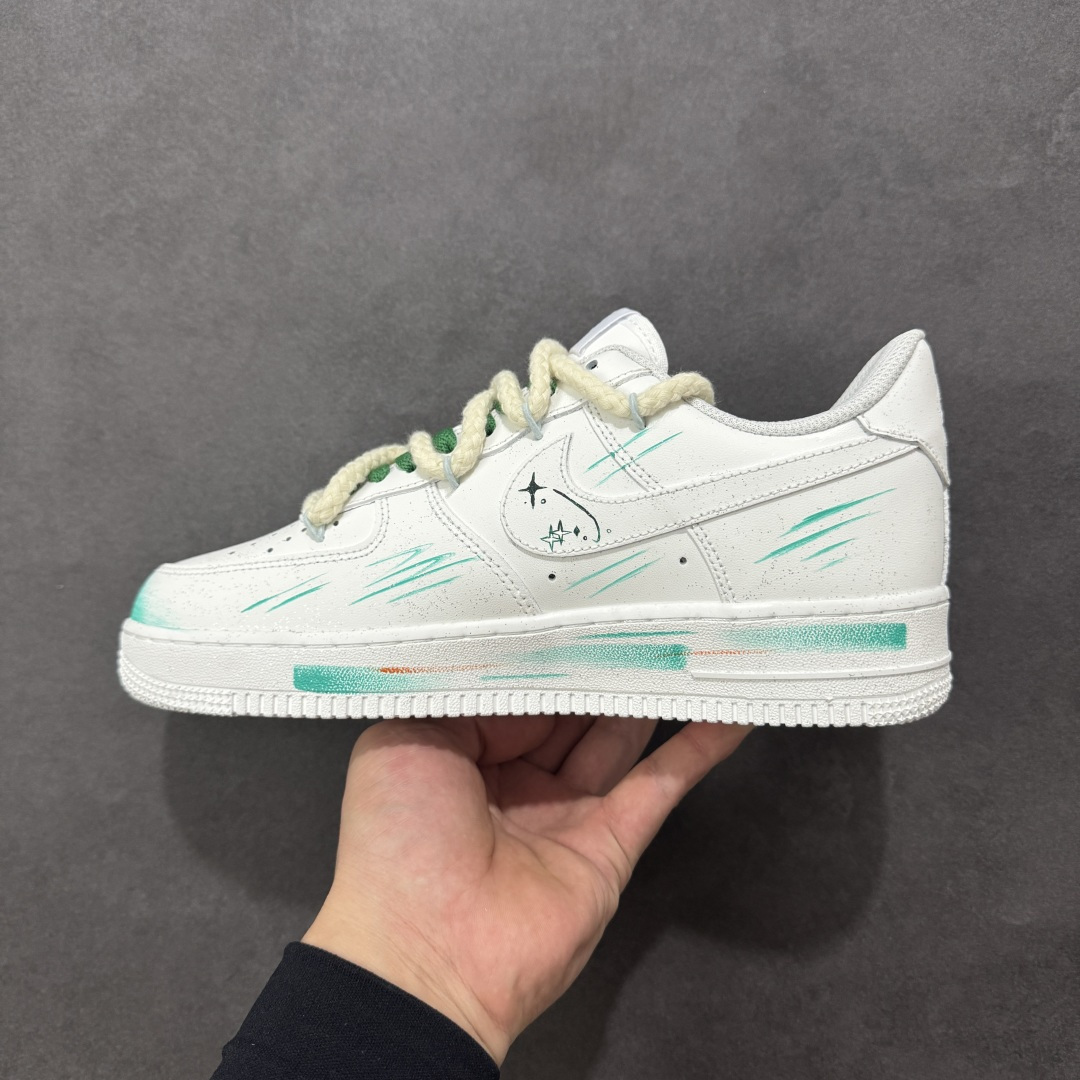 图片[2]-【定制版】手绘涂鸦“水瓶座”十二星座系列 Nike Air Force 1 “Aquarius”空军一号定制板鞋 白绿渐变如星云晕染鞋身，手绘星座线条缠绕出水瓶座的疏离与浪漫，点缀的星芒与吊坠细节，把宇宙的松弛感踩进日常。牛皮革的质感裹着自在脚感，既是潮鞋也是独属于水瓶的「星轨注脚」——随性、独特，像把一片青空星迹穿在了脚上 货号：星座120-218 尺码： 36 36.5 37.5 38 38.5 39 40 40.5 41 42 42.5 43 44 44.5 45 编码：HXSA310320-选品中心