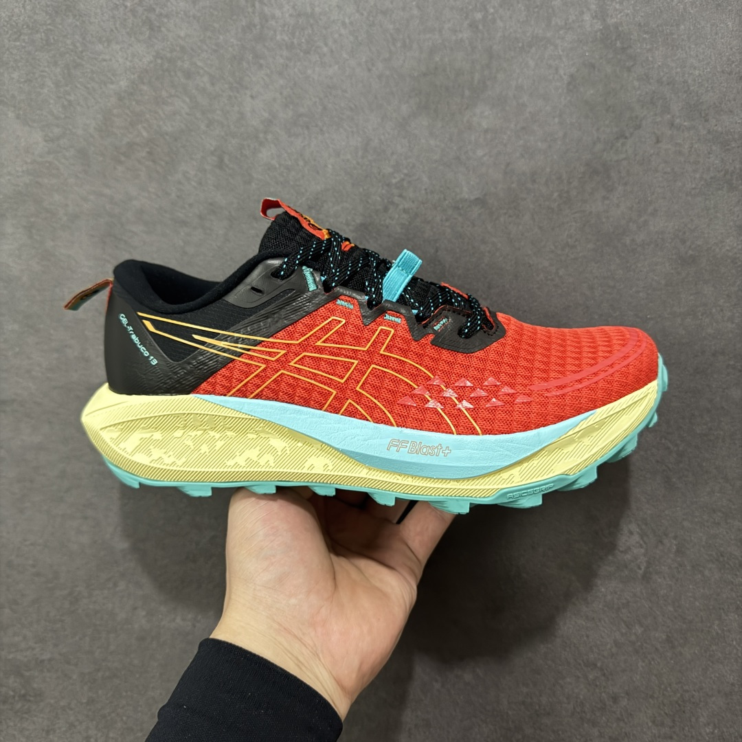 【公司级】亚瑟士跑步鞋男鞋新款GEL-TRABUCO 13低帮缓震训练运动鞋 Trabuco 13是ASICS的一款高山系列越野跑鞋，融合了Flyte Foam Blast+中底技术、GEL单元和全覆盖Grip外底，提供出色的稳定性与保护，而其轻盈的设计令其适合崎岖地形。**它融合了密集的Flyte Foam Blast+中底技术、后部GEL减震单元，以及编织型岩石板和全覆盖的ASICS Grip外底，提供4毫米和5毫米不同高度的凸耳设计。鞋面采用柔软网眼材质，全衬里构造可有效防止碎屑侵入。 货号：1011B973-020 尺码：36 37 37.5 38 39 39.5 40.5 41.5 42 42.5 43.5 44 45-选品中心