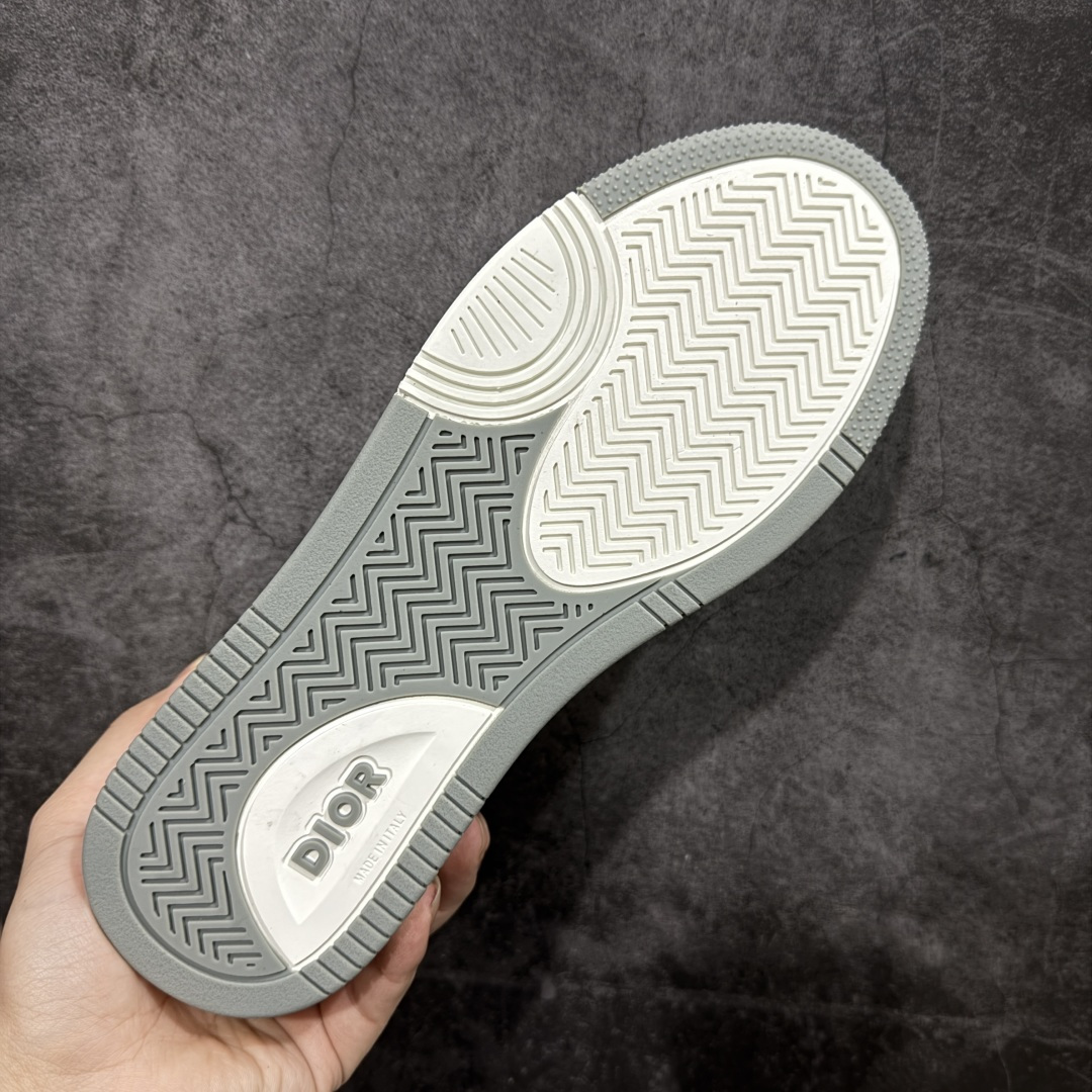图片[9]-【莞产礼盒版】2025s Dior迪奥B27系列市面顶级版本出货‼ ‼ 全新礼盒包装版本 市面为数不多的“真正原鞋拆解开发”选材耗时就半个多月 进口原厂皮料 无色差细节拉满 敢与AJ大迪奥相媲美，由意大利工坊匠心打造，黄俊捷、林一等各大明星、网红博主争先上脚且全国各大专柜一鞋难求💥鞋面牛皮拼接D印花LOGO✔内里进口网布、TPU大底以别具一格的立体效果，展现摩登优雅格调，高街潮流搭配必备潮品 尺码：39-45-选品中心